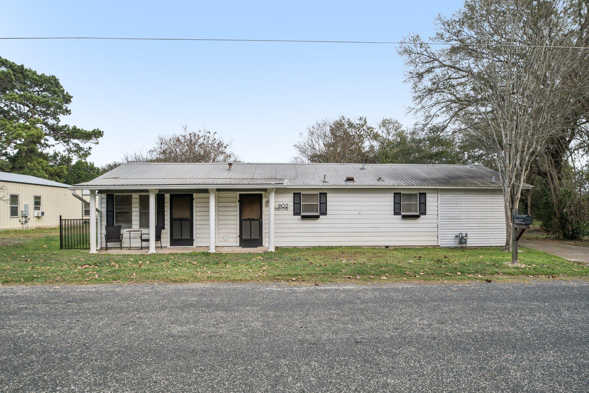 902 Turney St, Smithville, TX 78957