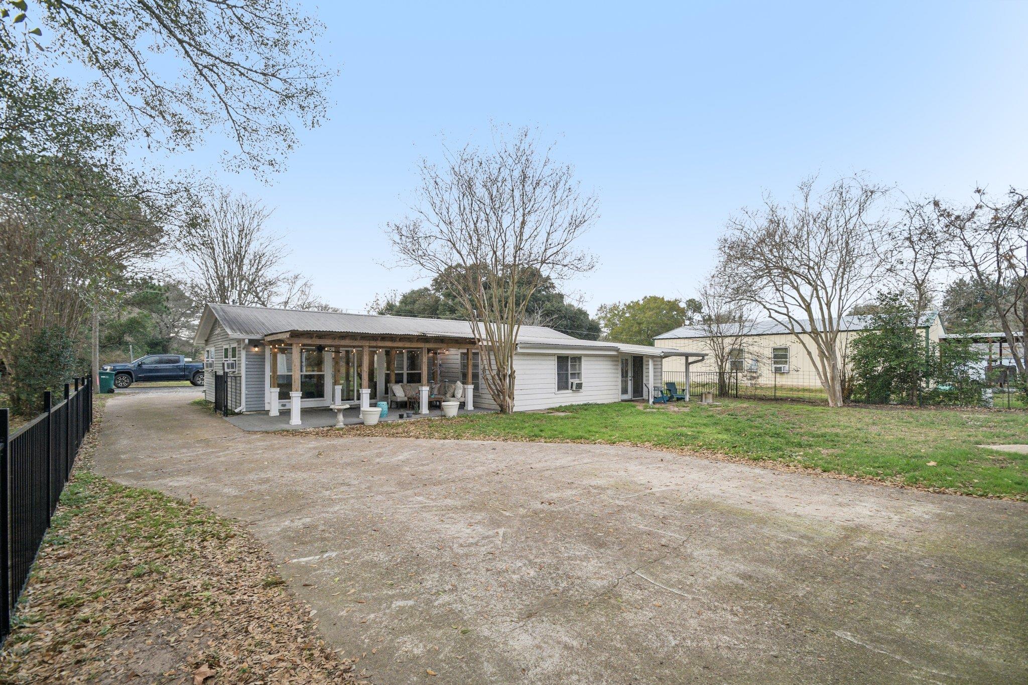 902 Turney St, Smithville, TX 78957