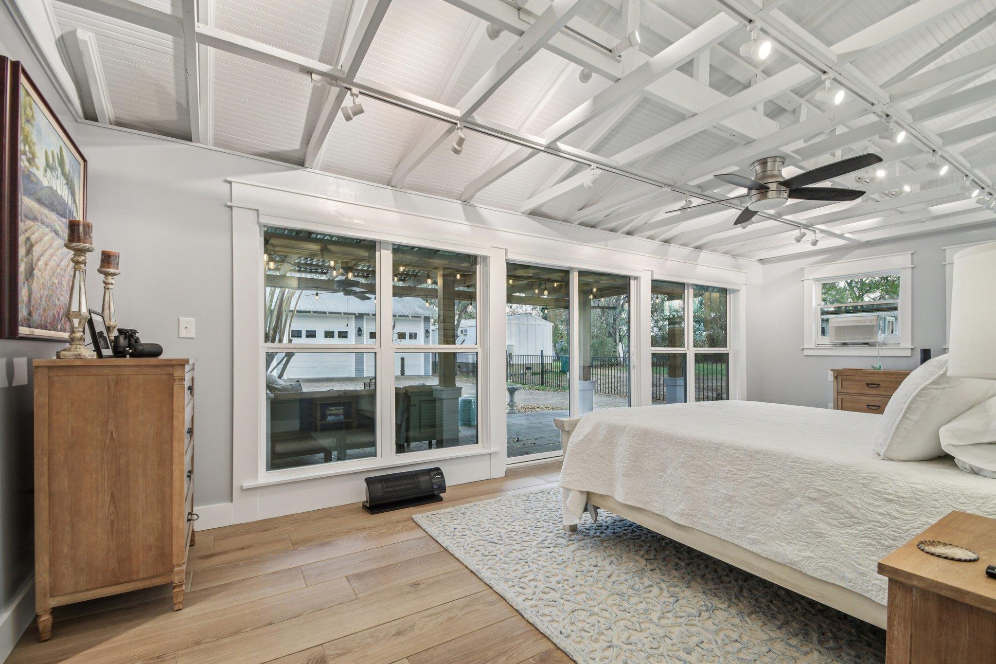 902 Turney St, Smithville, TX 78957