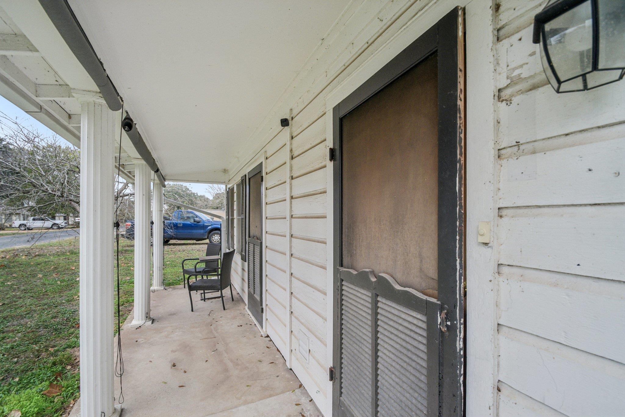 902 Turney St, Smithville, TX 78957