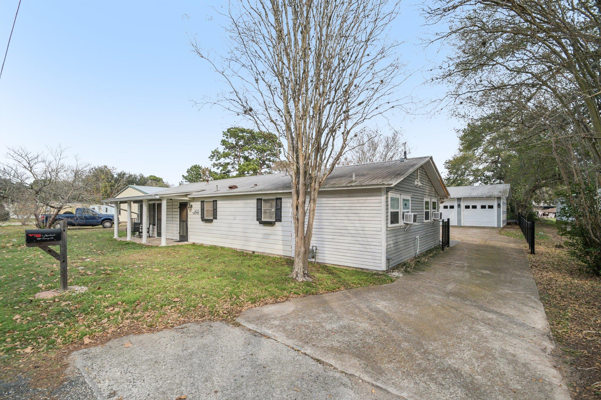 902 Turney St, Smithville, TX 78957