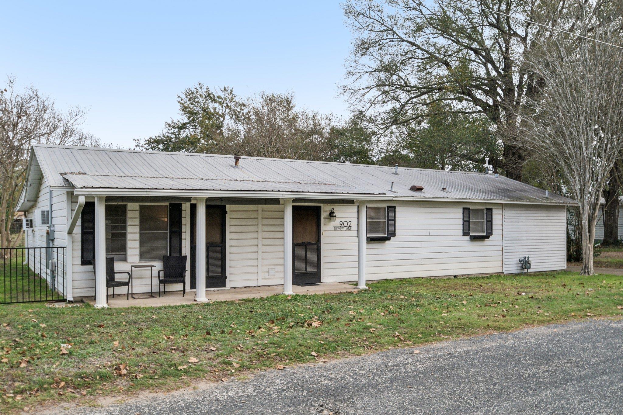 902 Turney St, Smithville, TX 78957