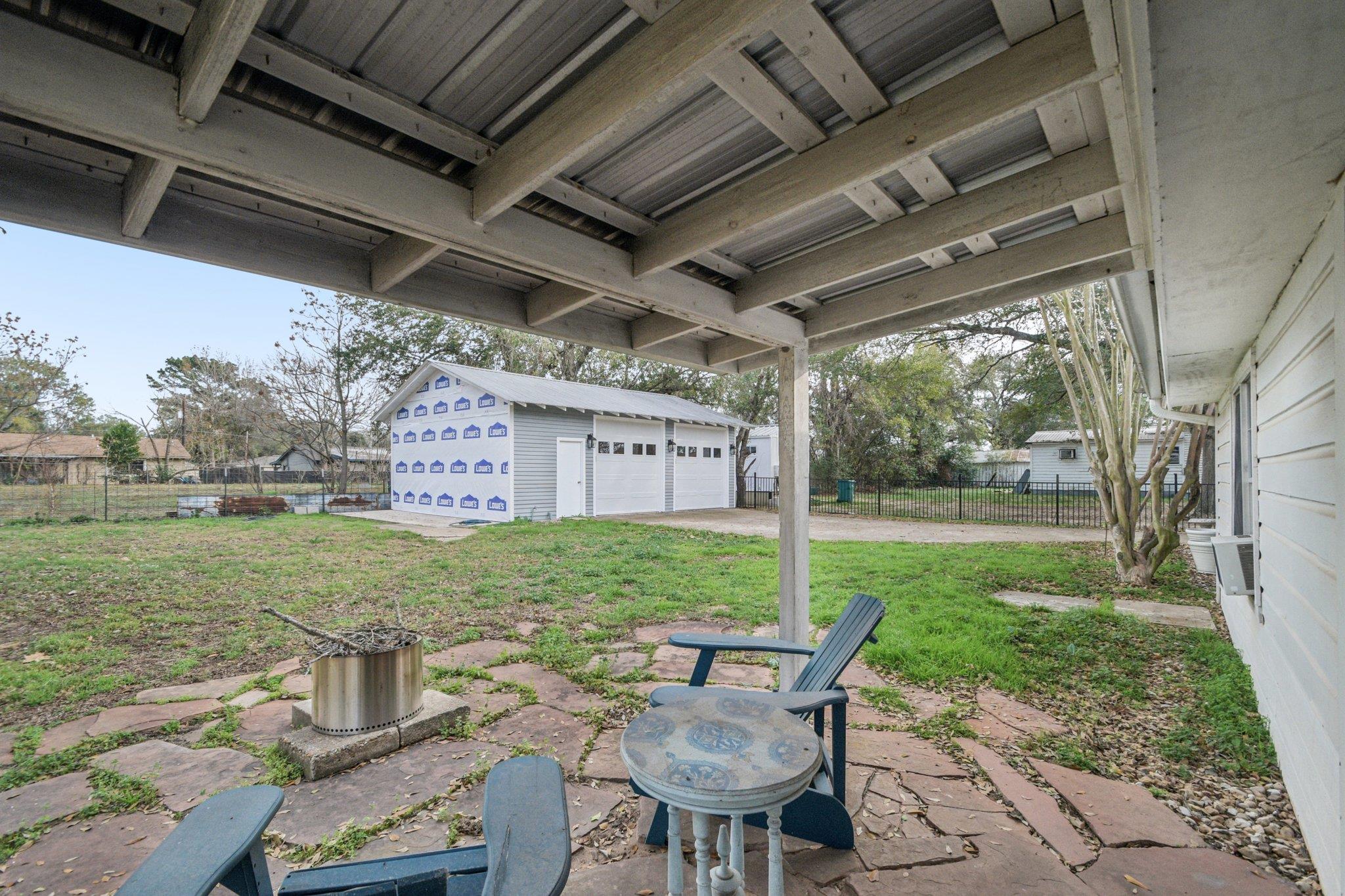 902 Turney St, Smithville, TX 78957