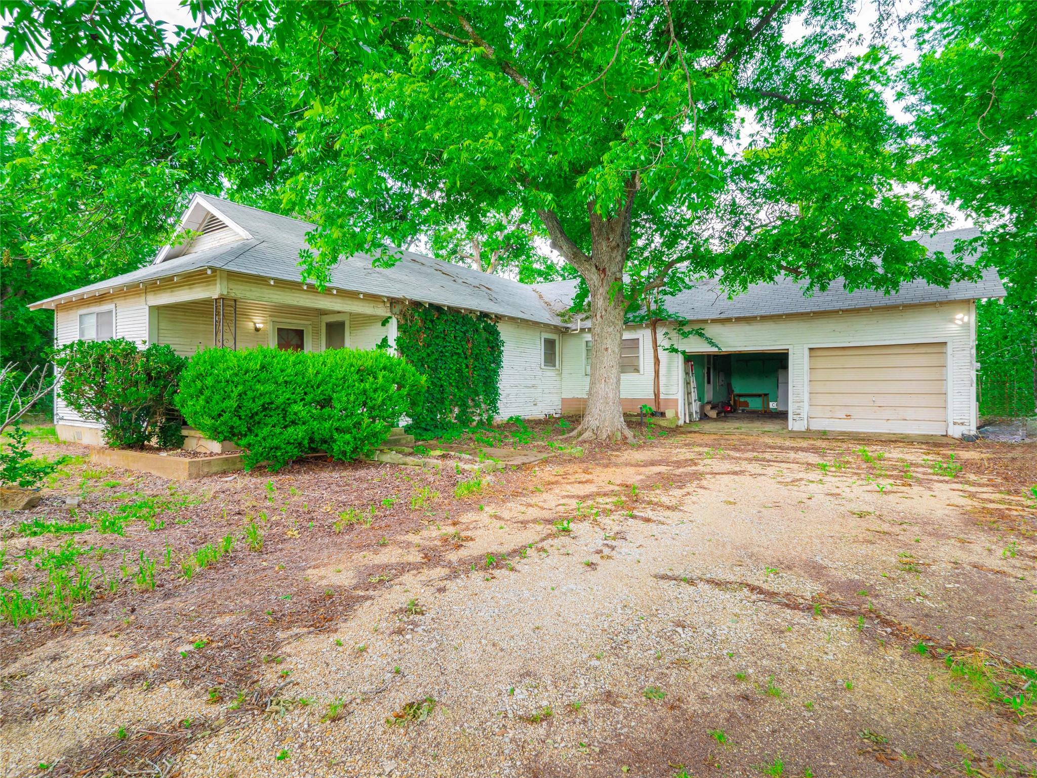 3104 S Main St, Taylor, TX 76574