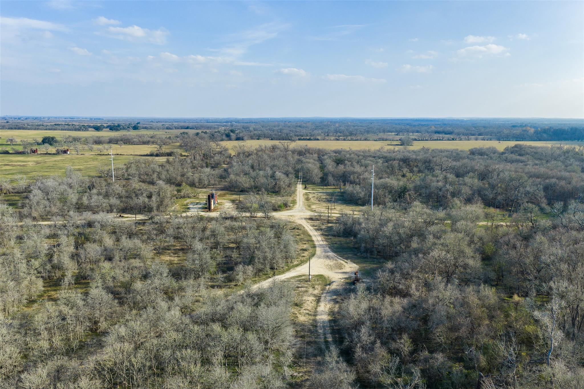 1144 Treetop Ln, Luling, TX 78648