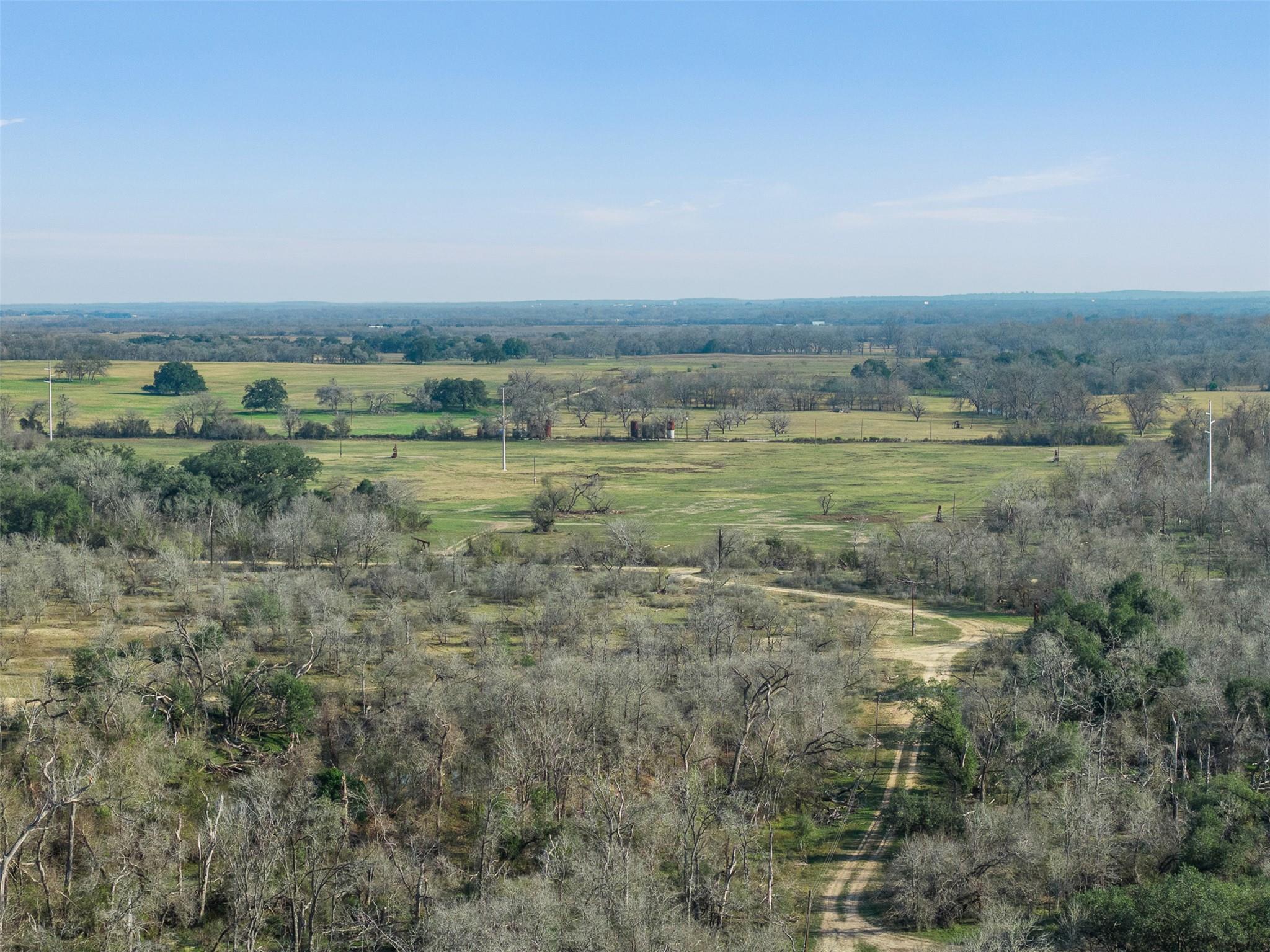1144 Treetop Ln, Luling, TX 78648