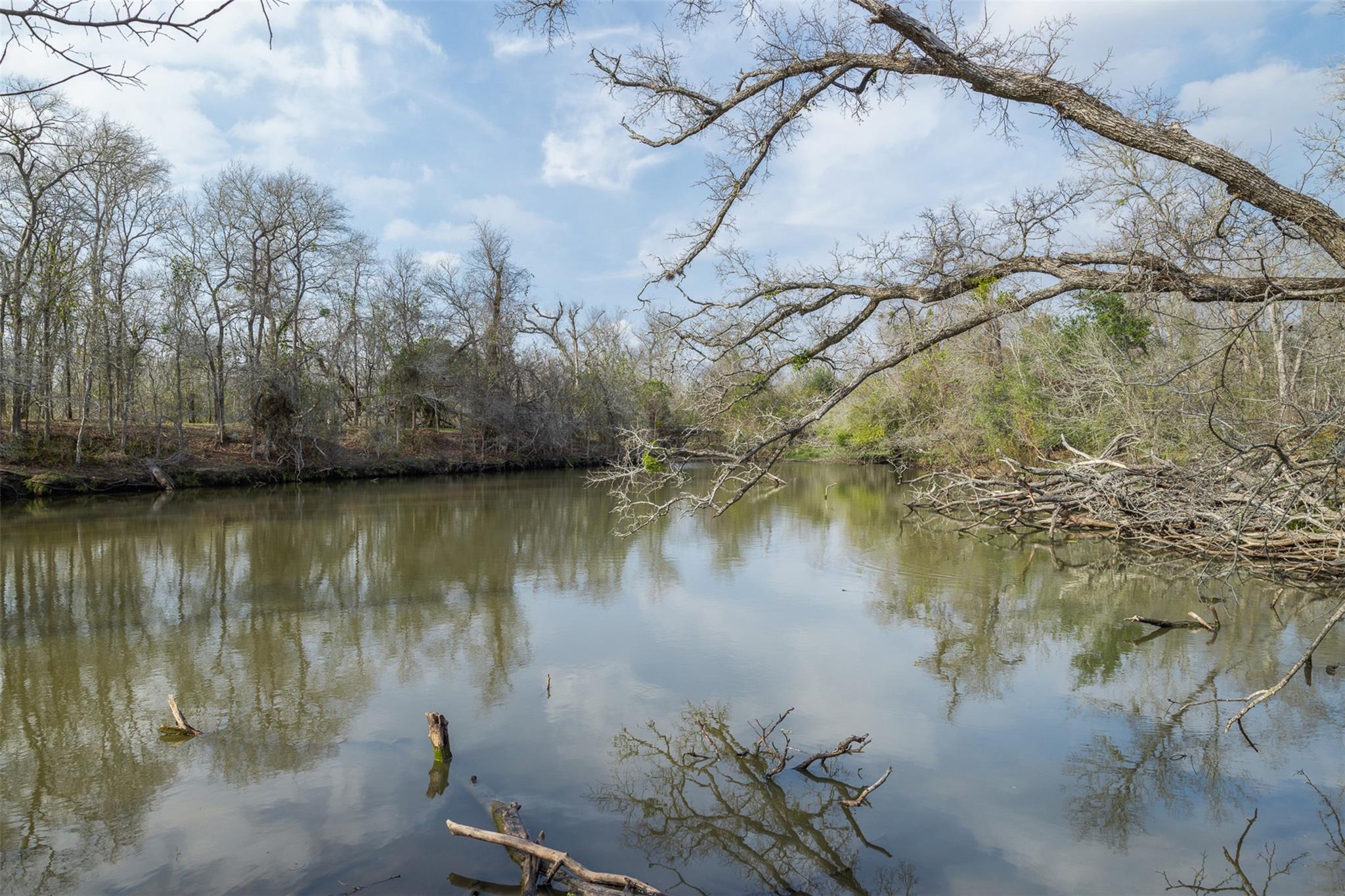 1144 Treetop Ln, Luling, TX 78648