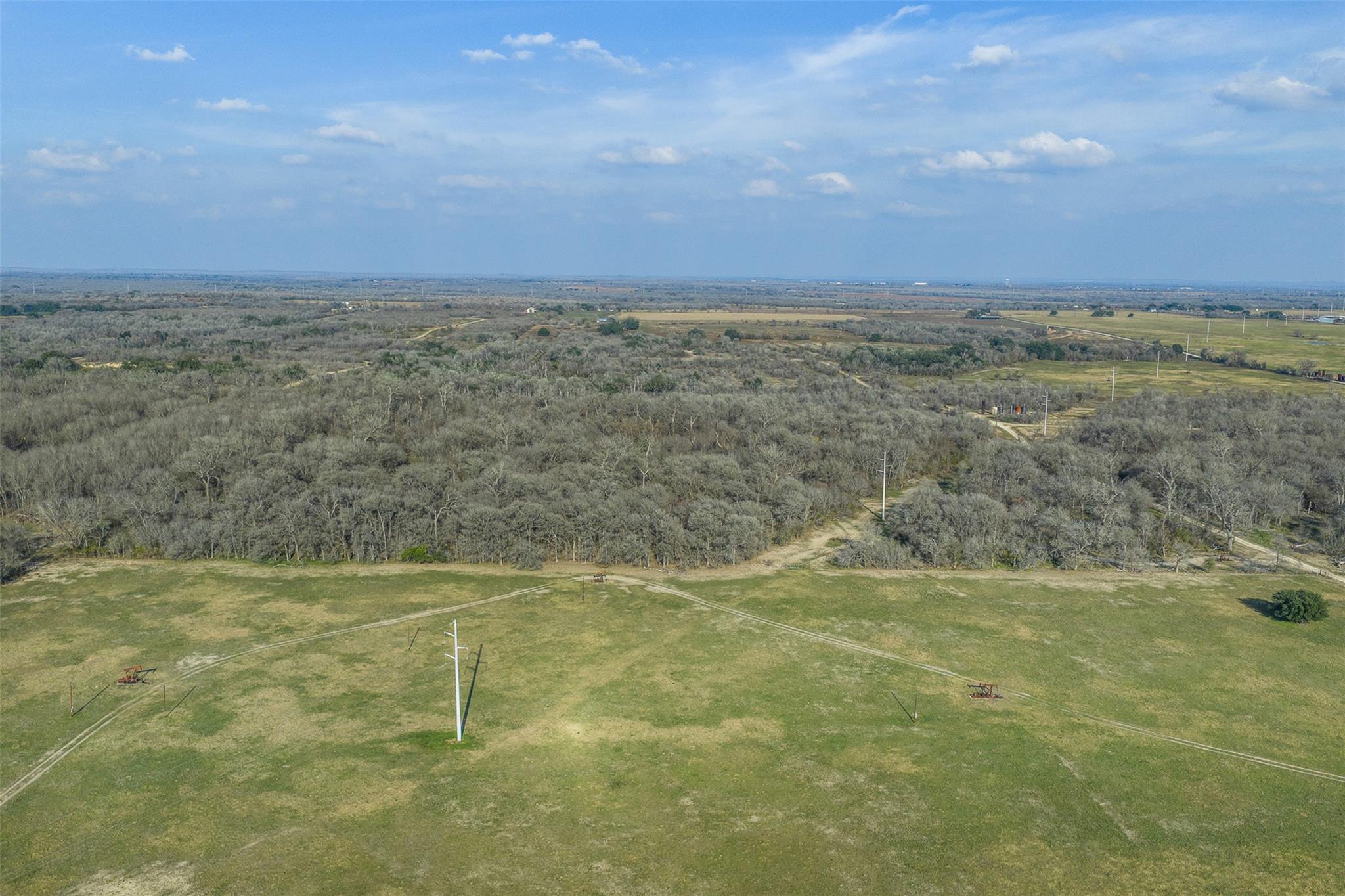 1144 Treetop Ln, Luling, TX 78648
