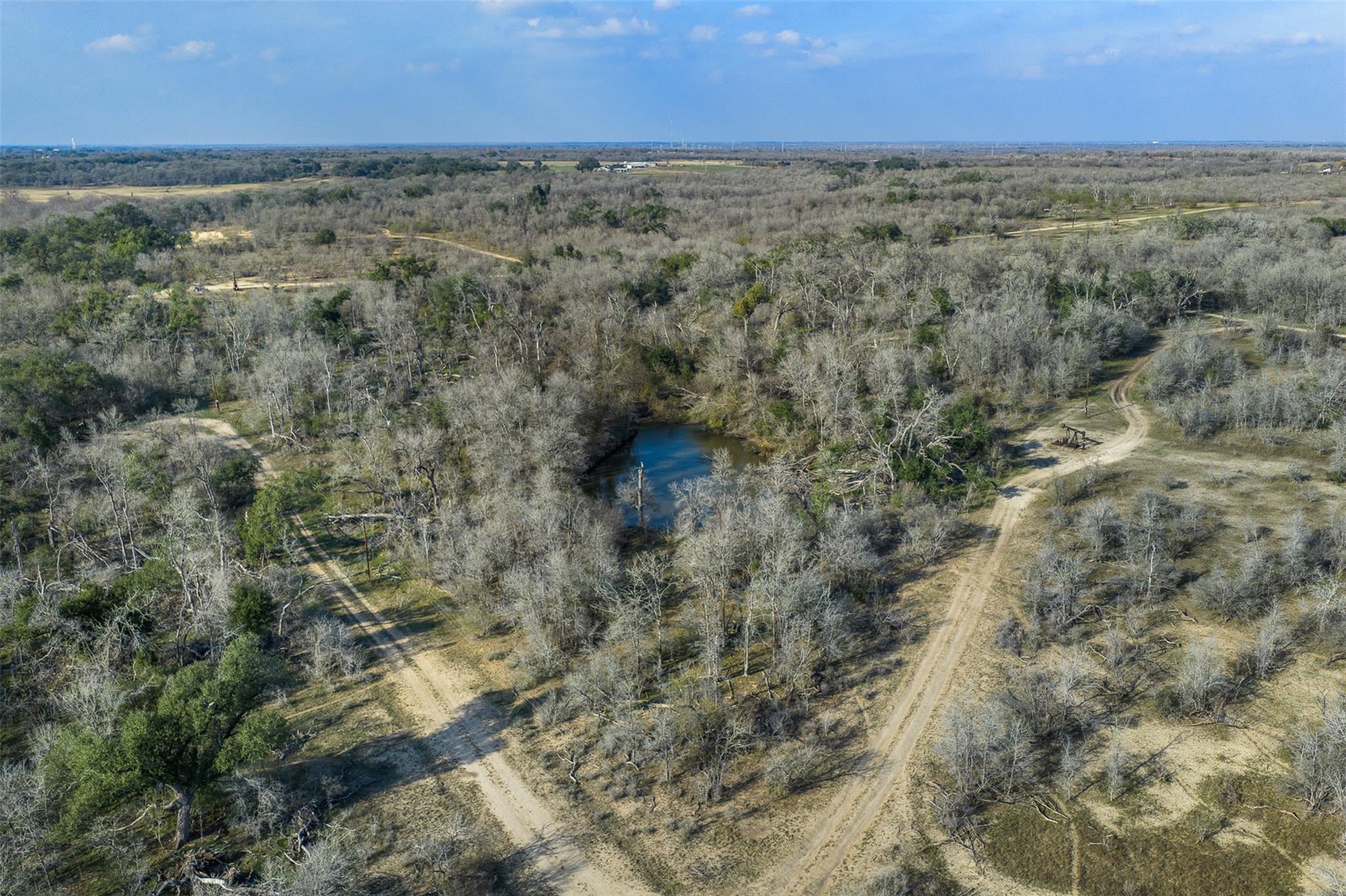 1144 Treetop Ln, Luling, TX 78648