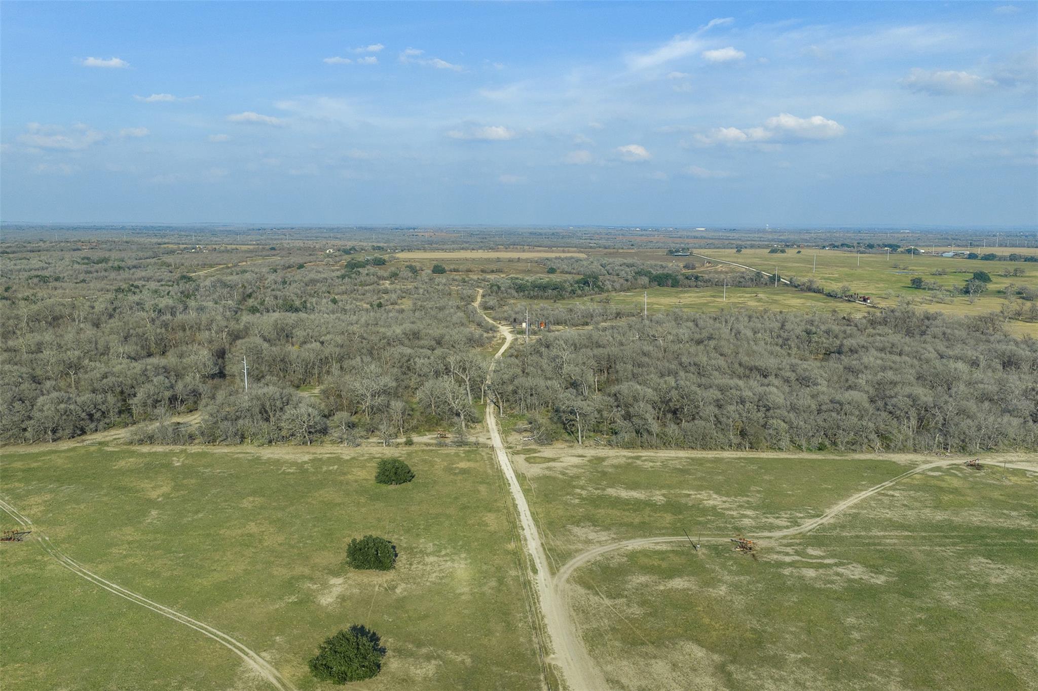 1144 Treetop Ln, Luling, TX 78648