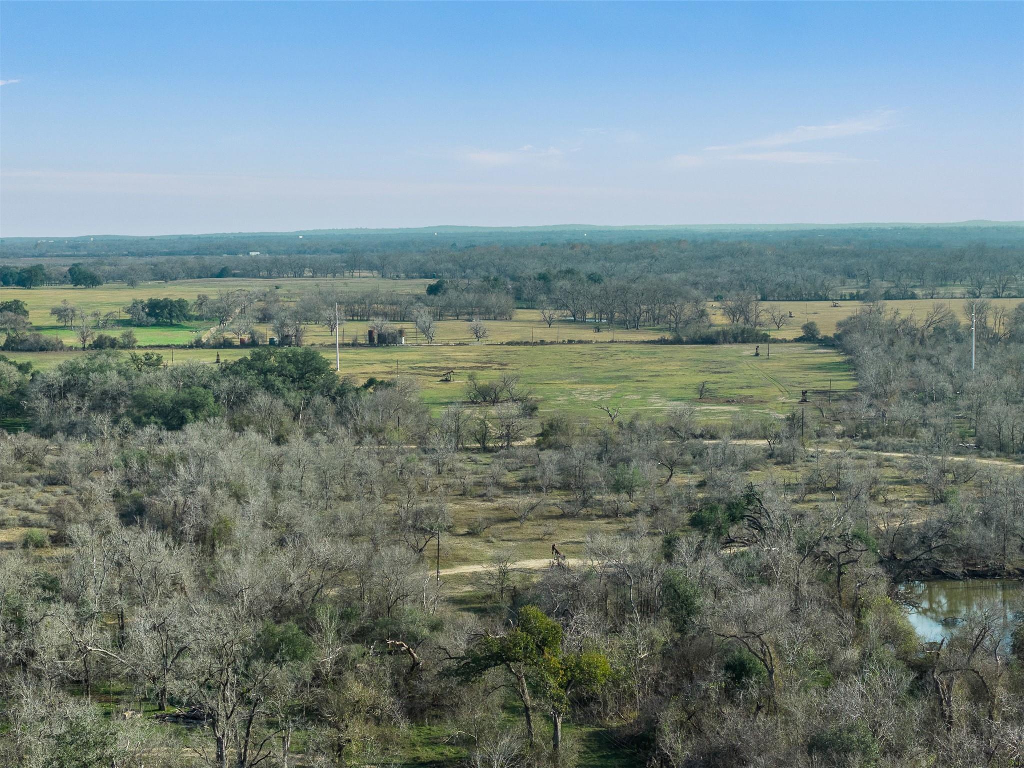 1144 Treetop Ln, Luling, TX 78648