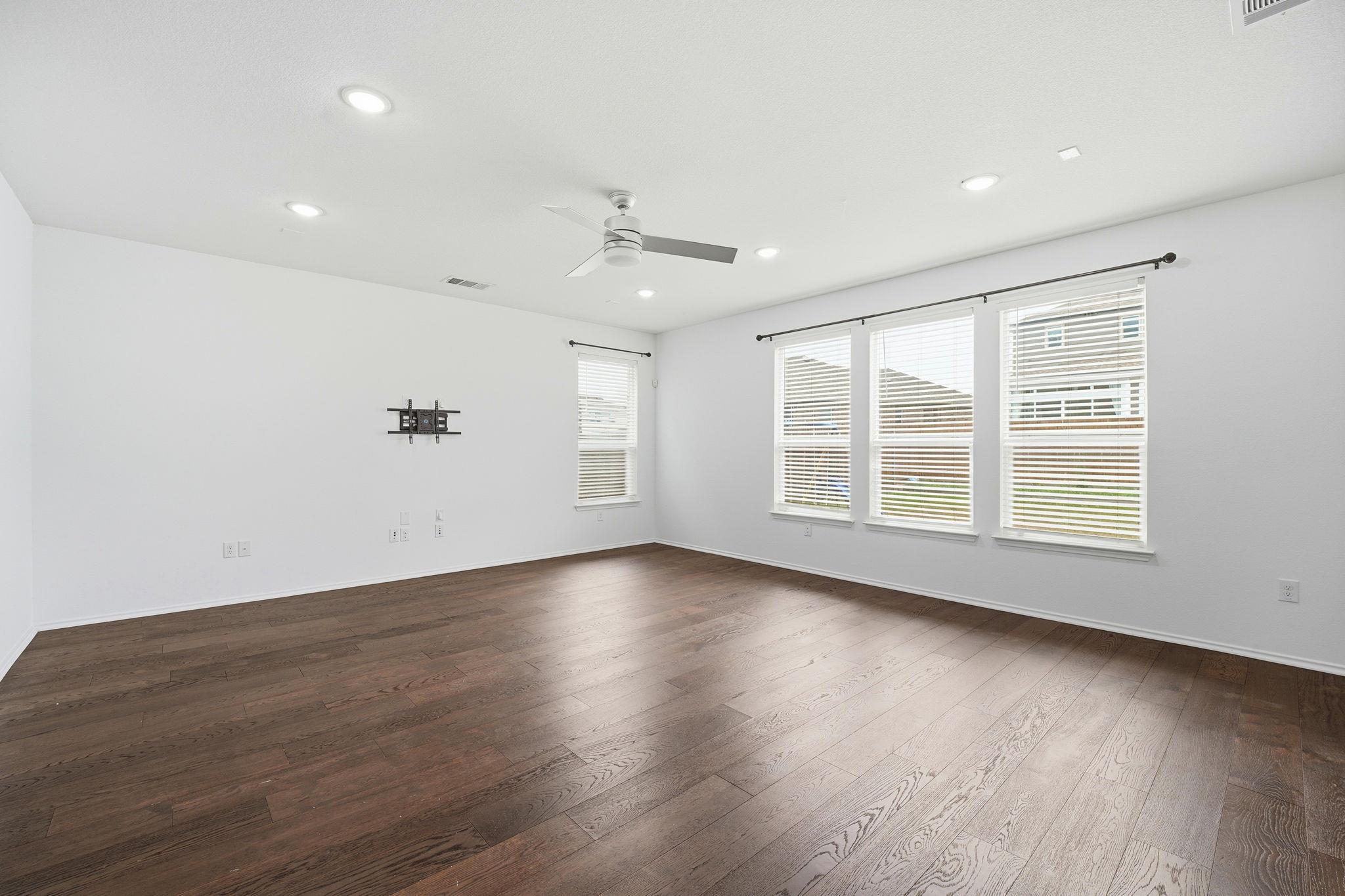 525 Ayinger Ln, Austin, TX 78728