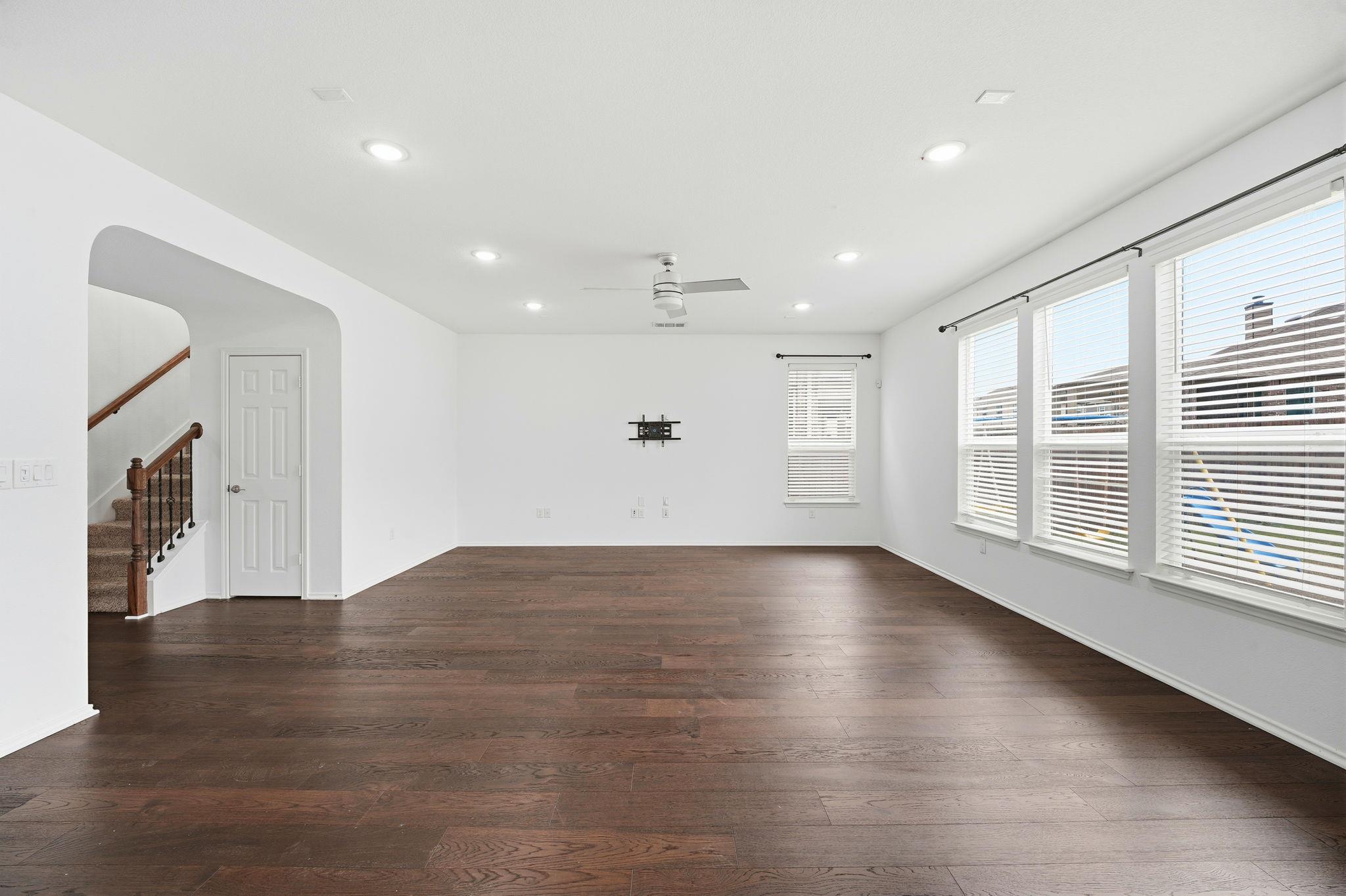 525 Ayinger Ln, Austin, TX 78728