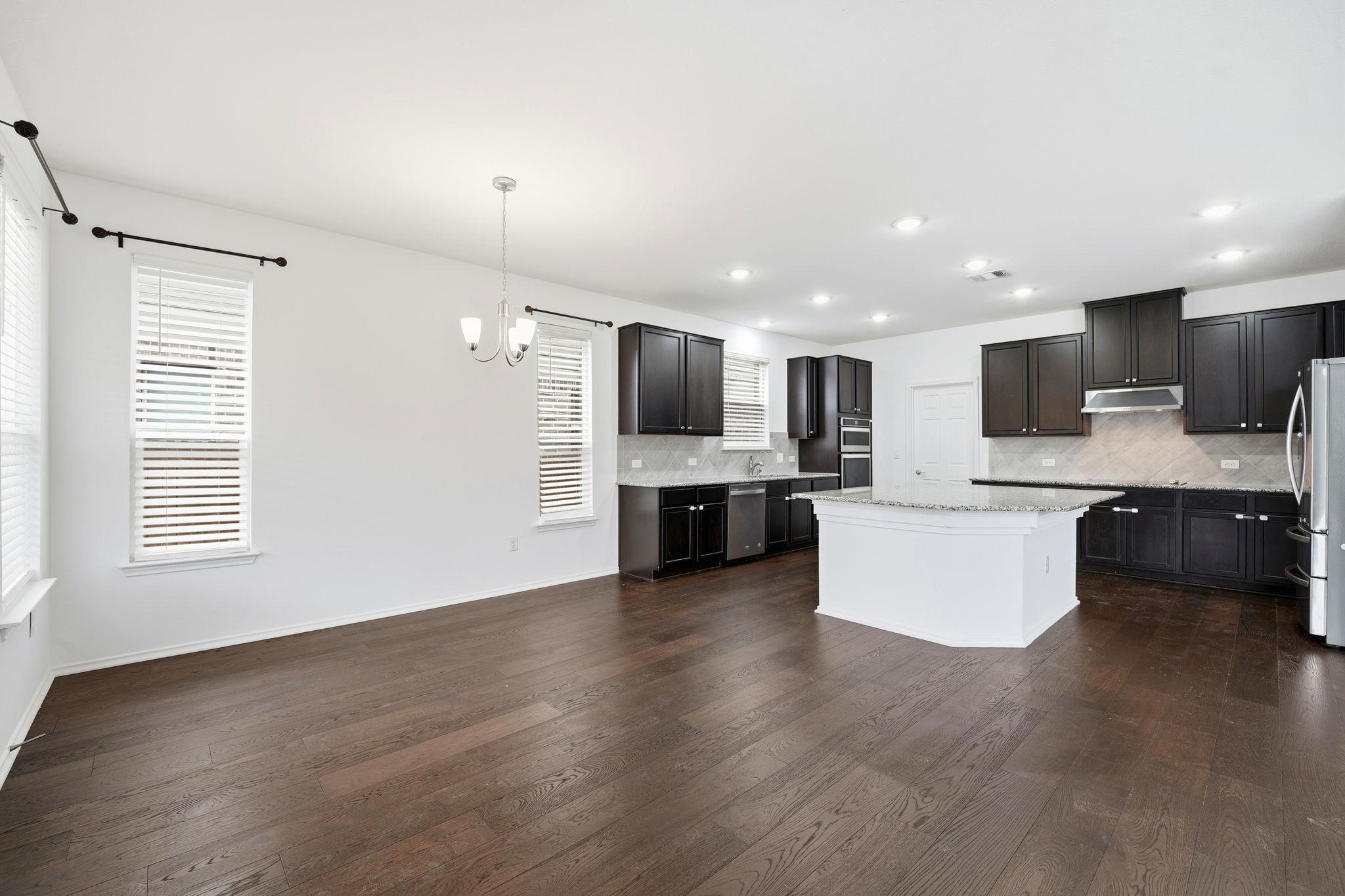 525 Ayinger Ln, Austin, TX 78728