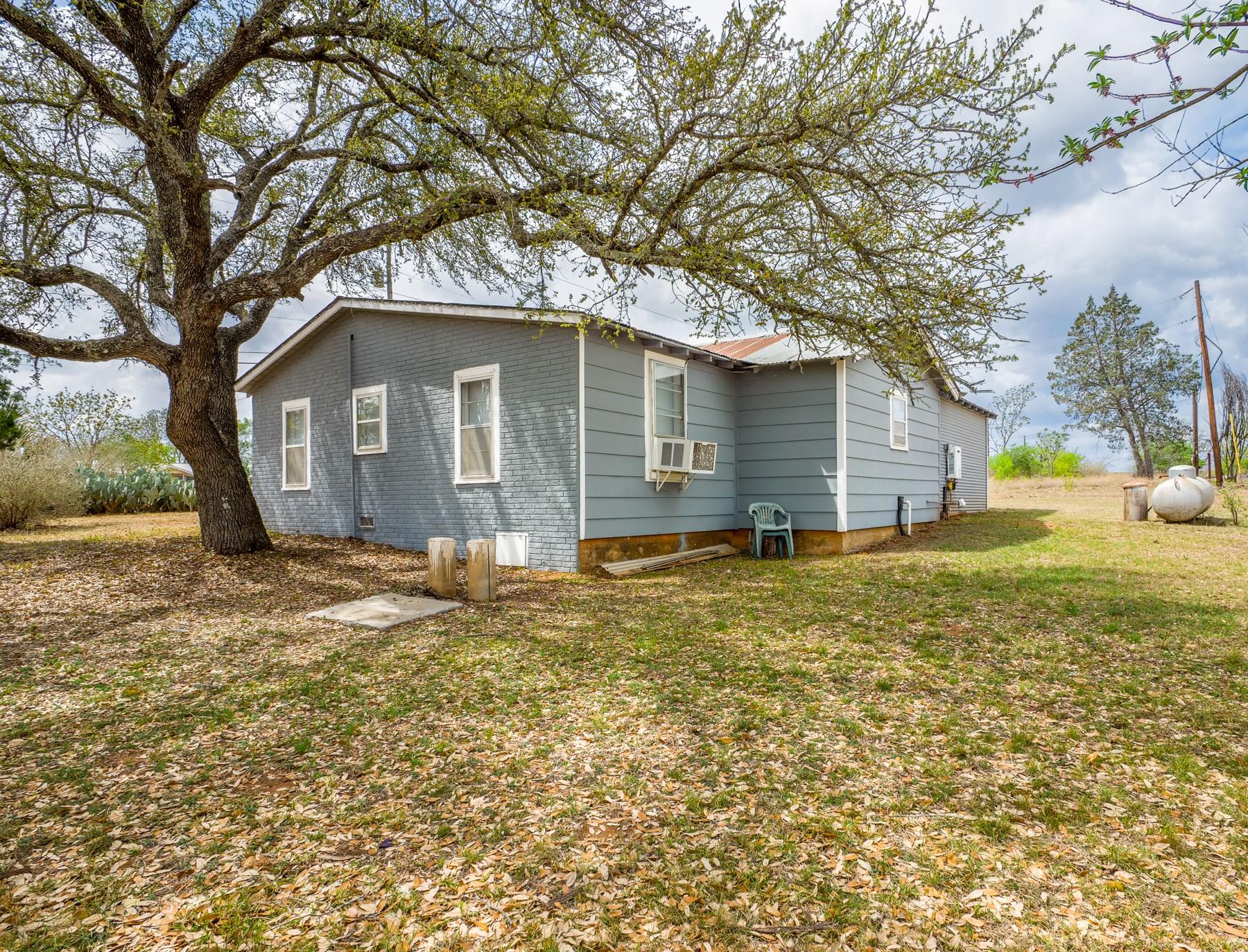 509 E Austin St, Llano, TX 78643