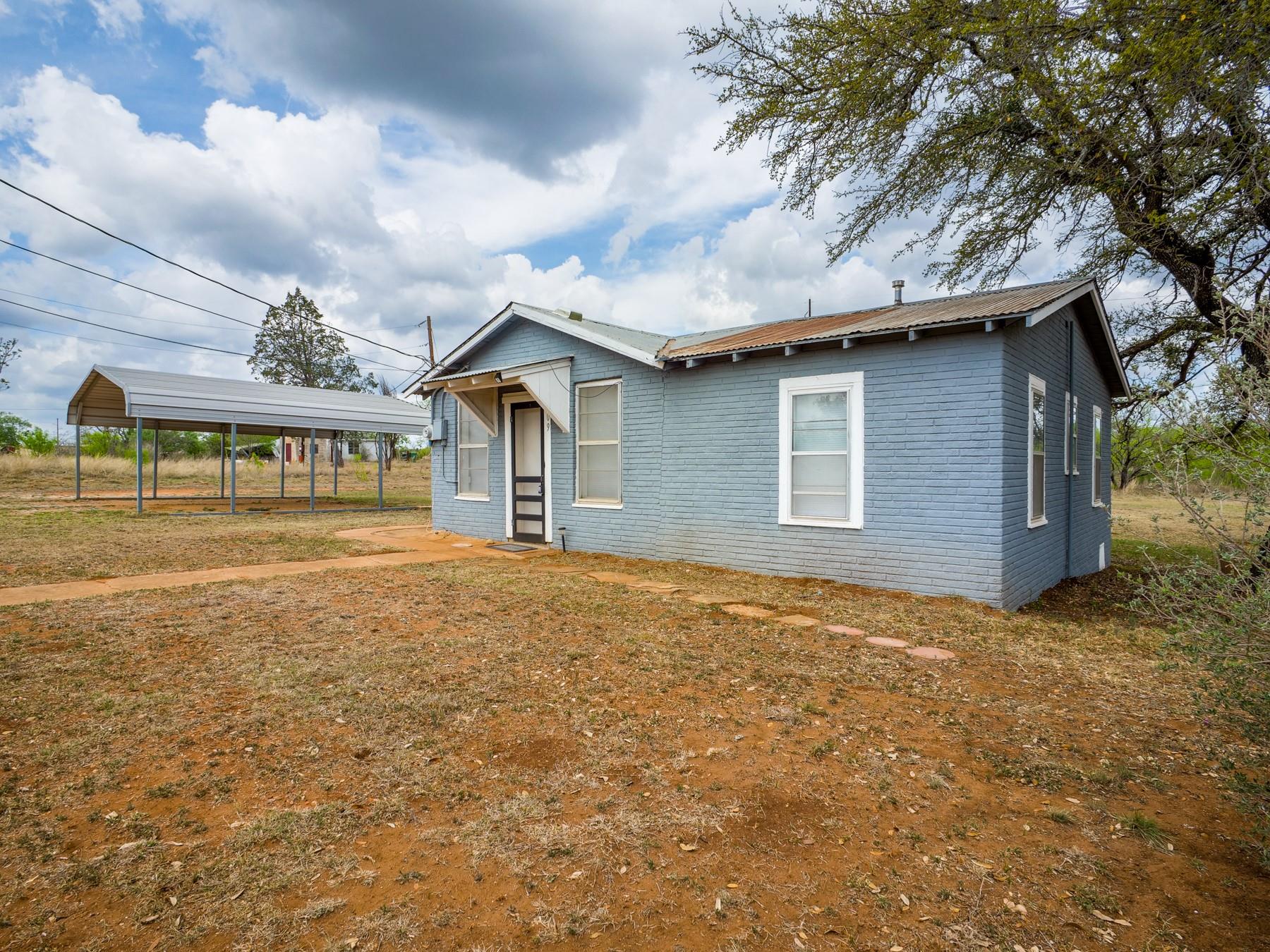 509 E Austin St, Llano, TX 78643