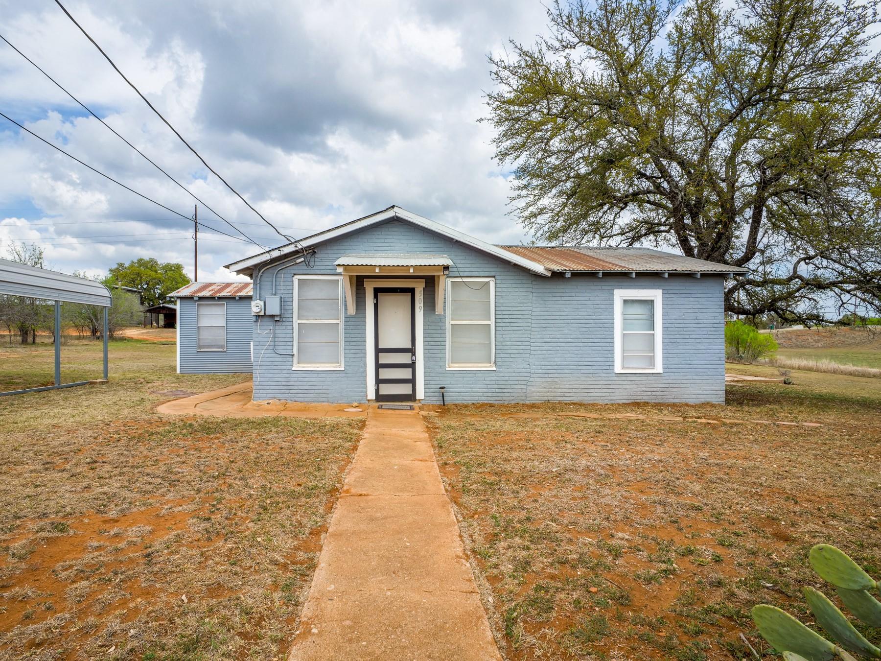 509 E Austin St, Llano, TX 78643