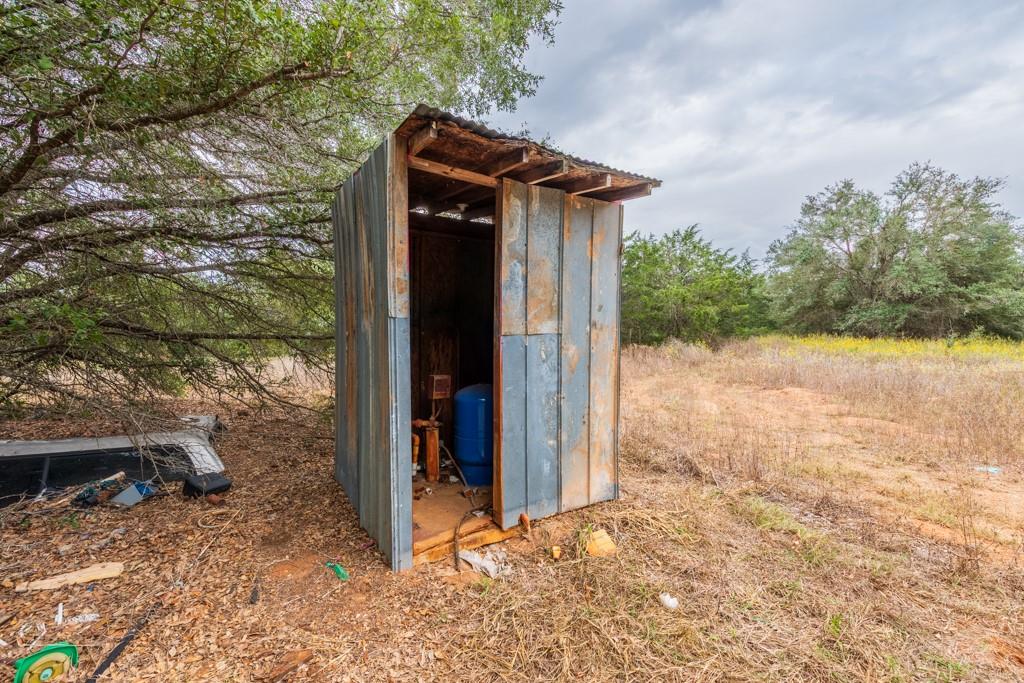 4623 County Road 444, Waelder, TX 78959