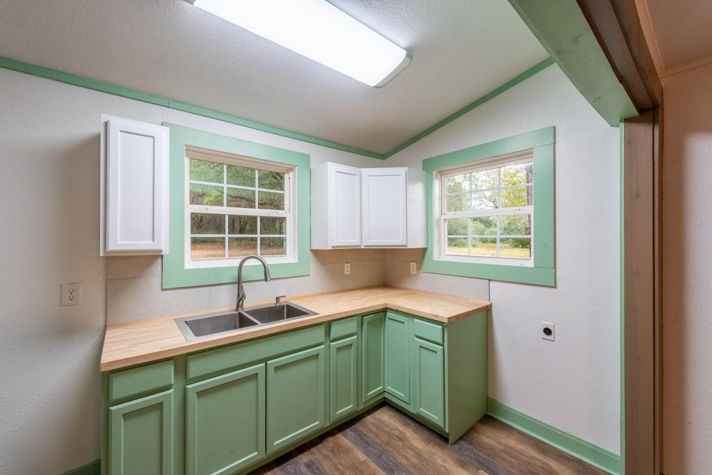 4623 County Road 444, Waelder, TX 78959