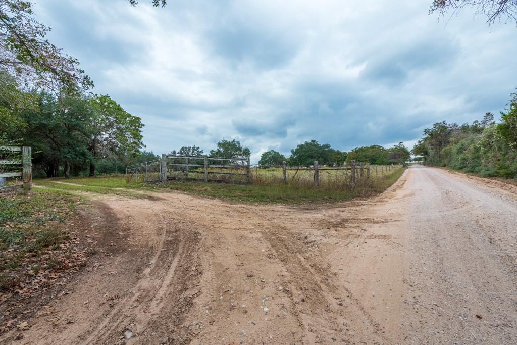 4623 County Road 444, Waelder, TX 78959