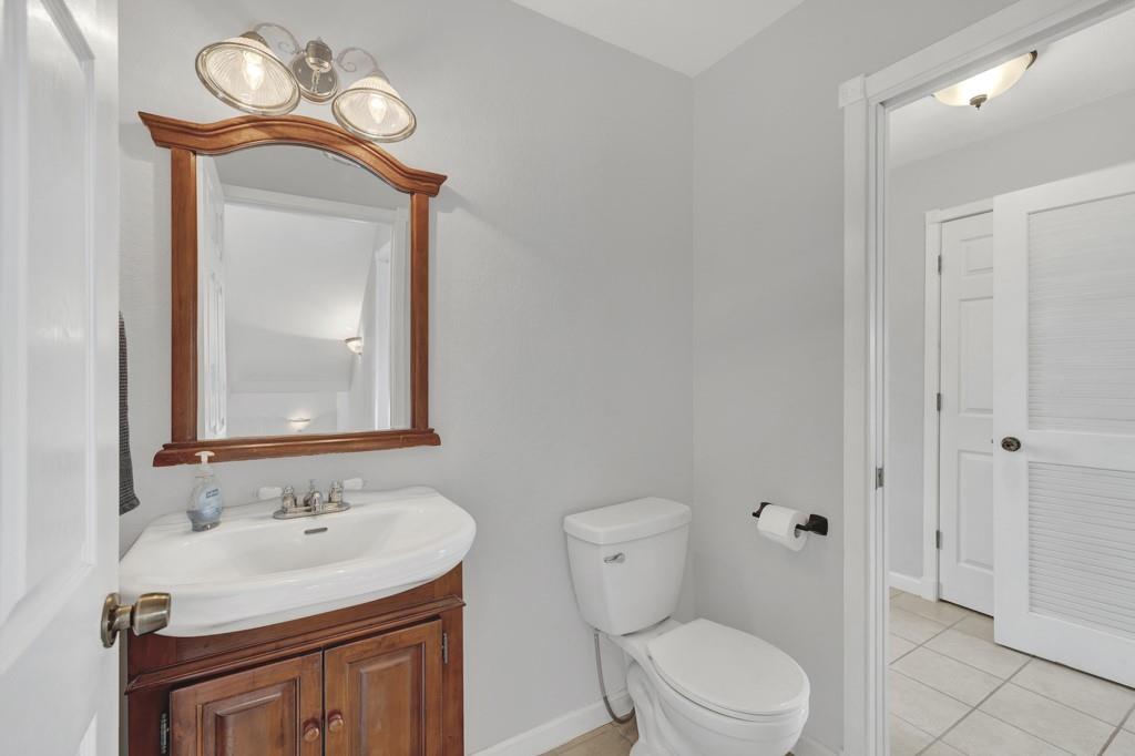 1156 Riviera Dr, Canyon Lake, TX 78133