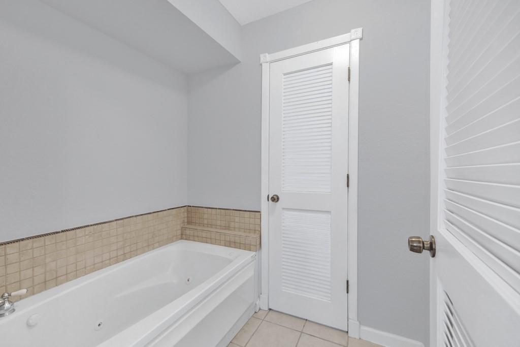 1156 Riviera Dr, Canyon Lake, TX 78133