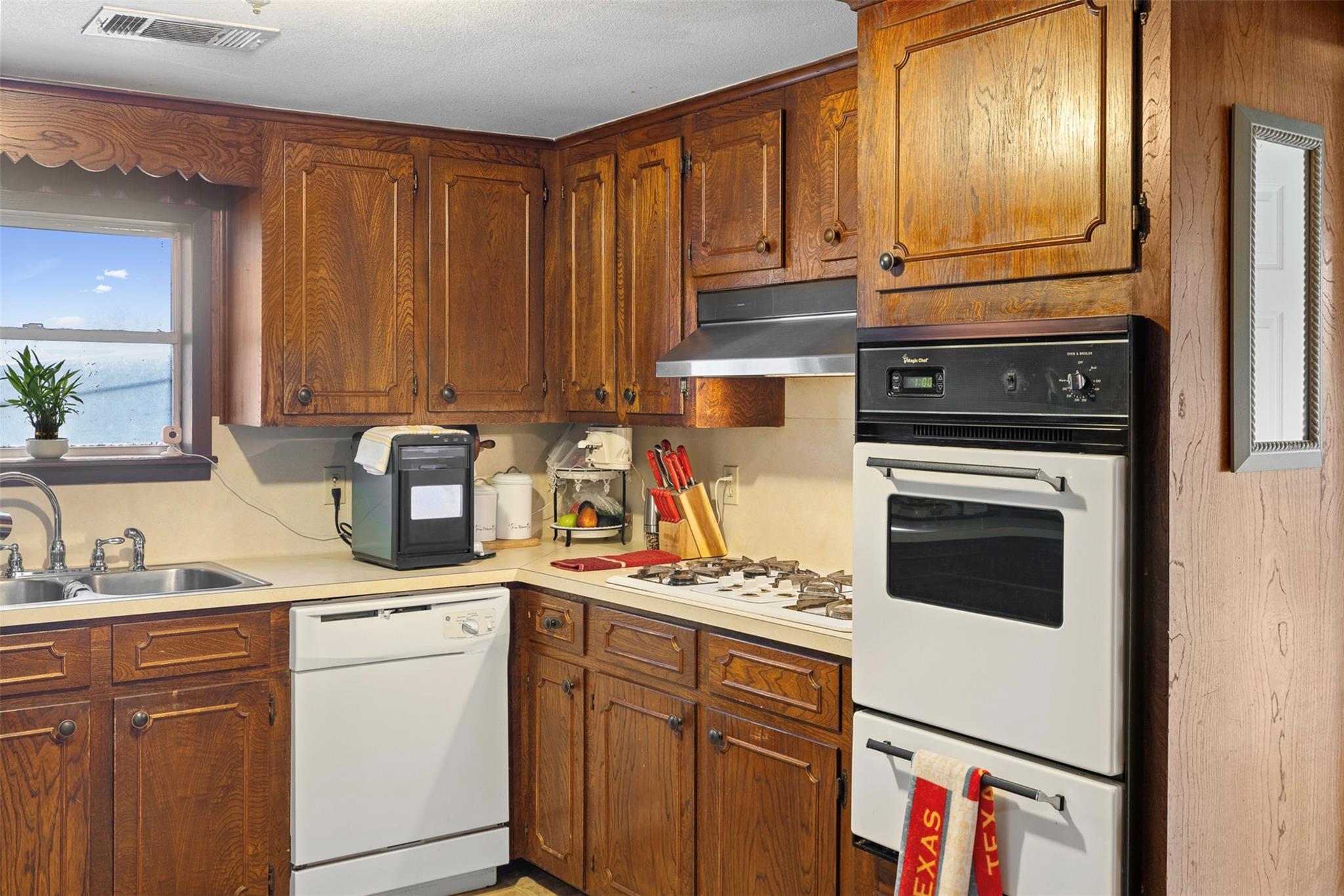 213 Cherry Dr, Lexington, TX 78947