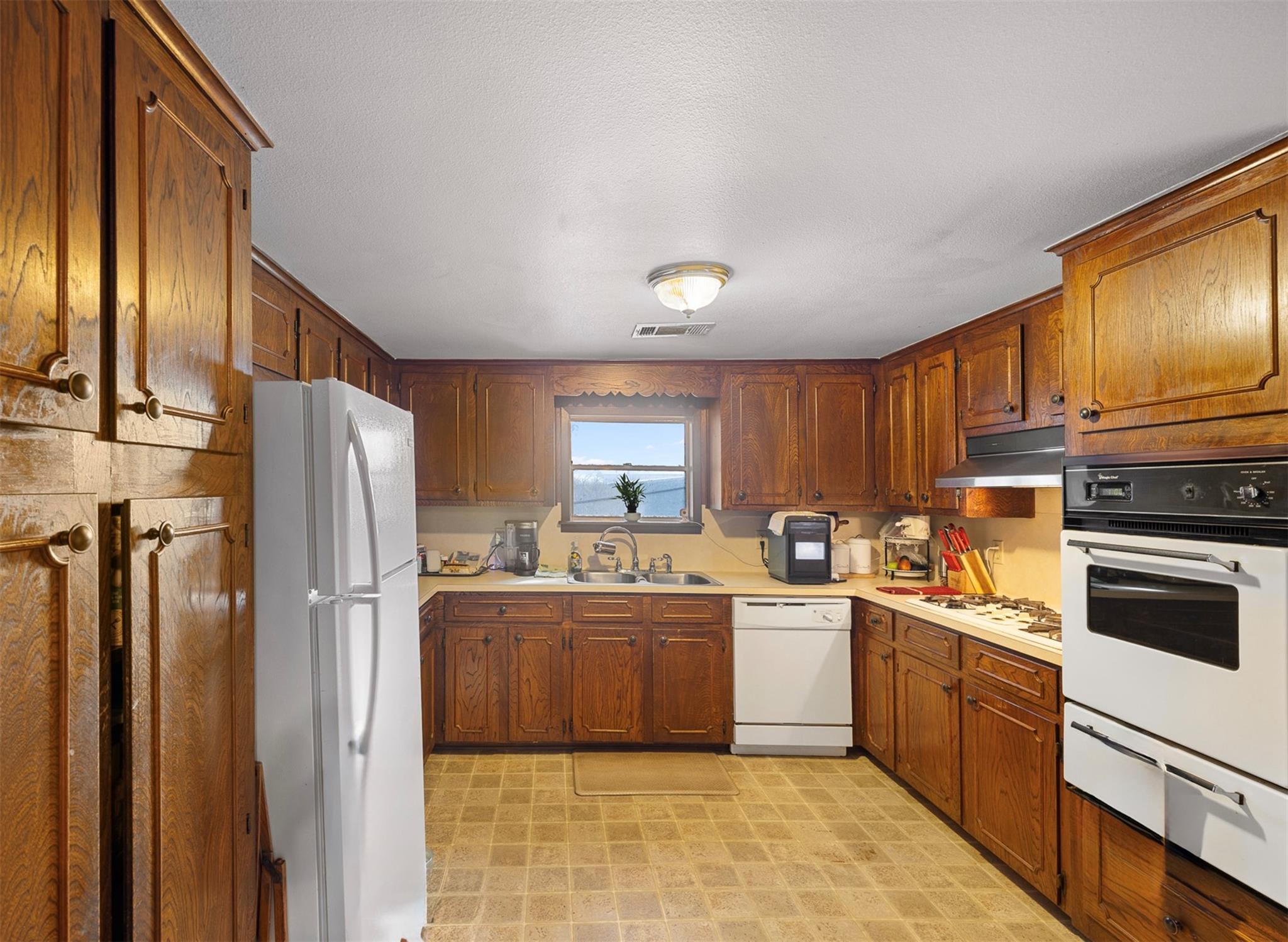 213 Cherry Dr, Lexington, TX 78947