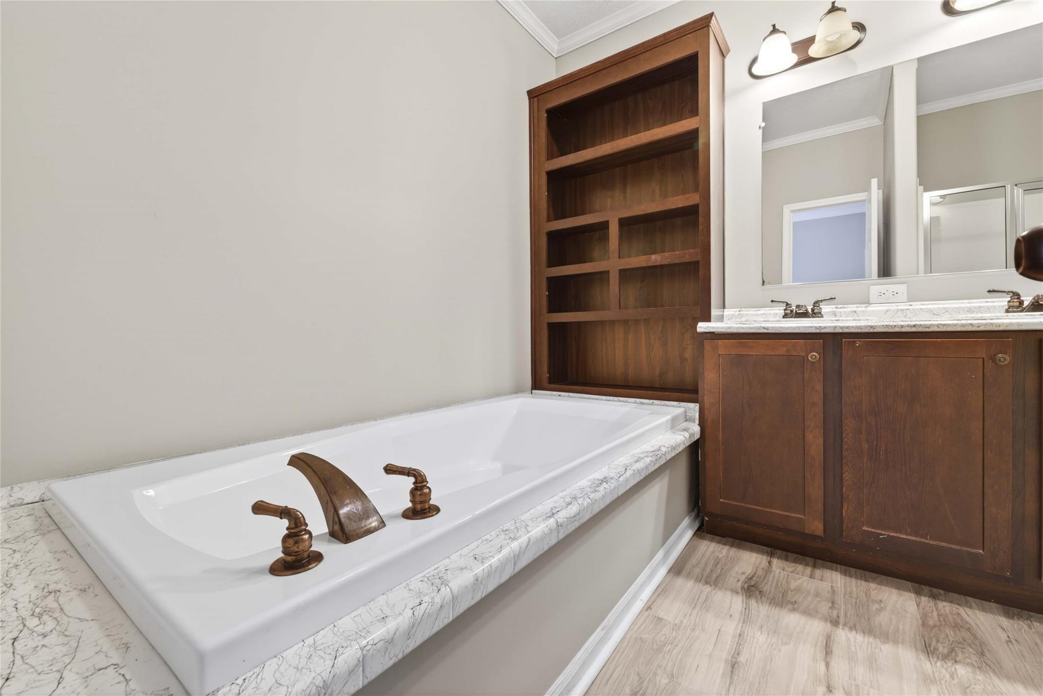 130 Leaning Oaks Cir, Seguin, TX 78155