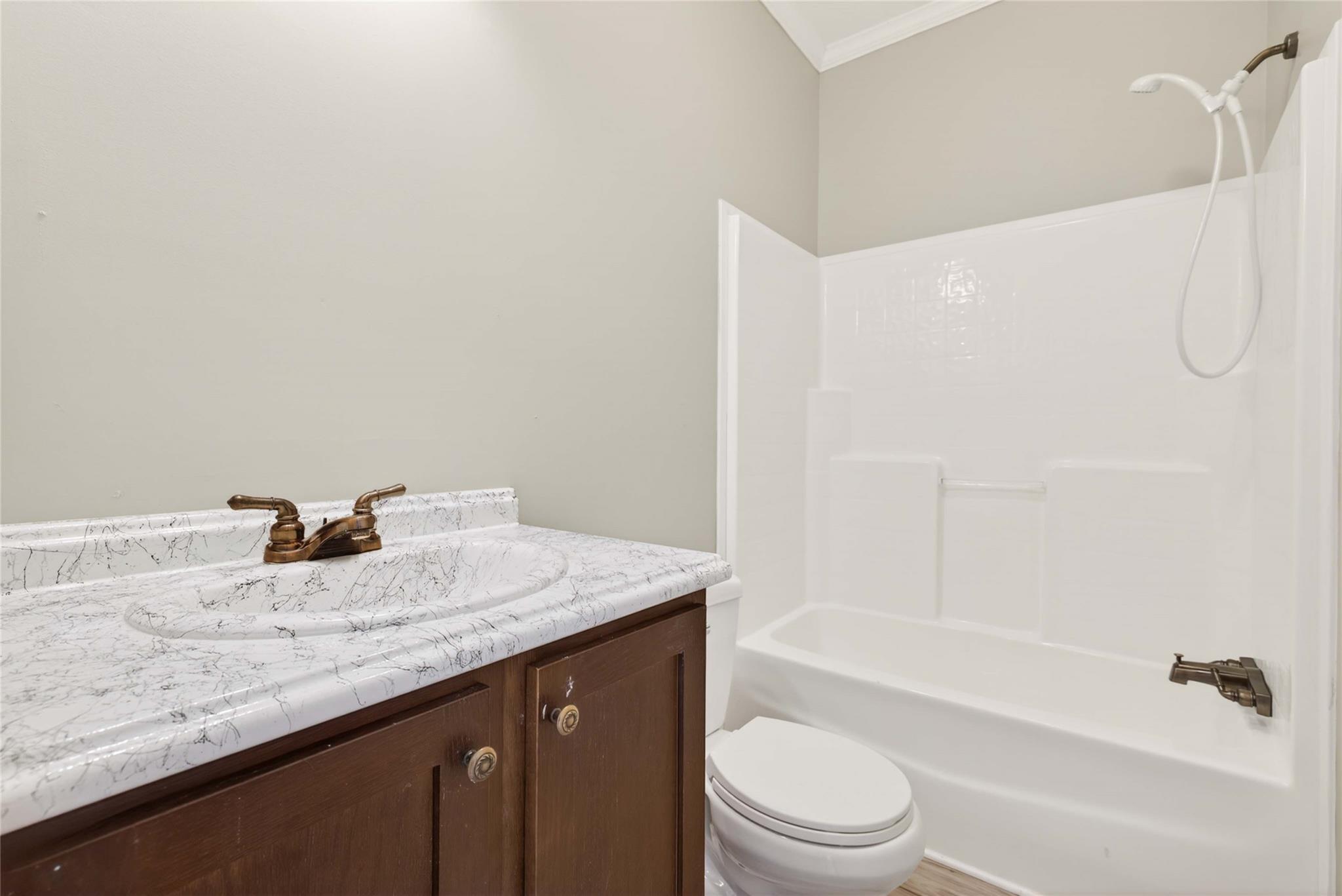 130 Leaning Oaks Cir, Seguin, TX 78155