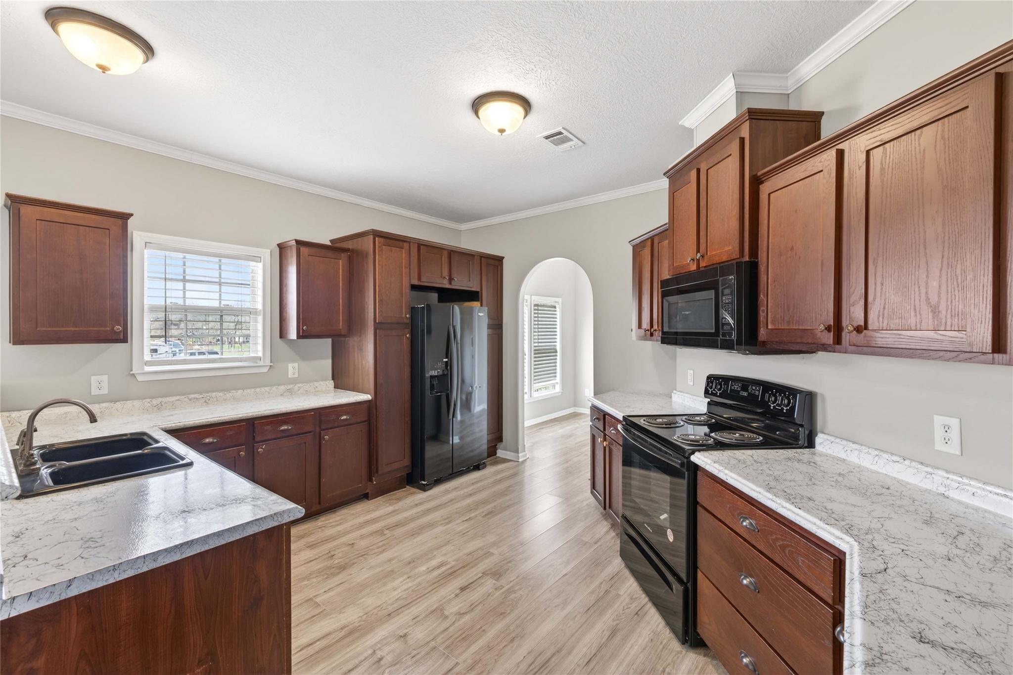 130 Leaning Oaks Cir, Seguin, TX 78155