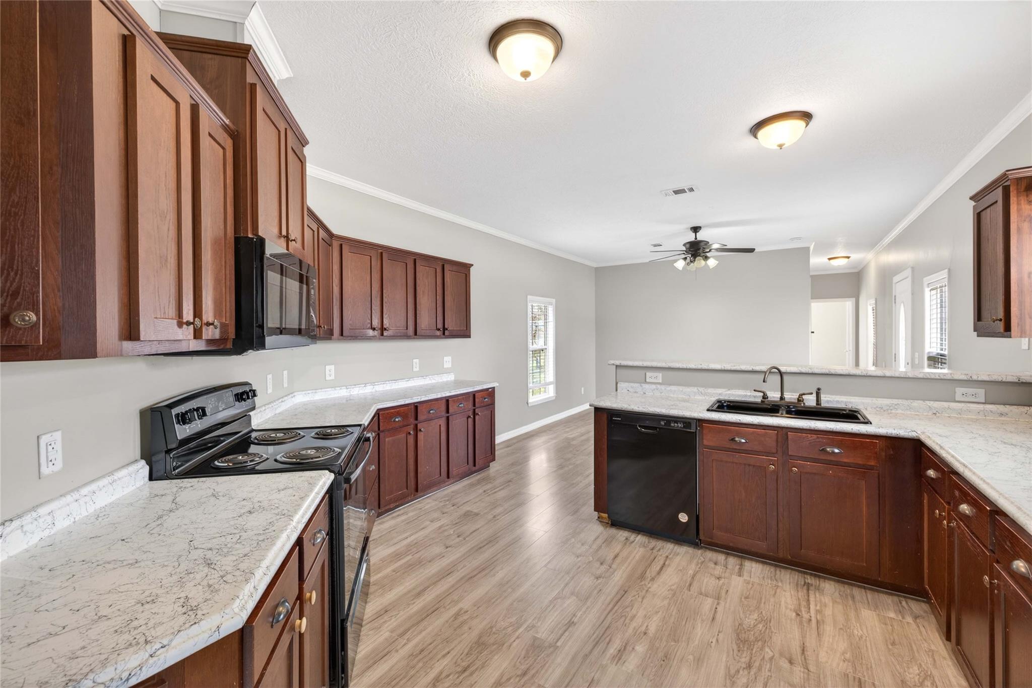 130 Leaning Oaks Cir, Seguin, TX 78155