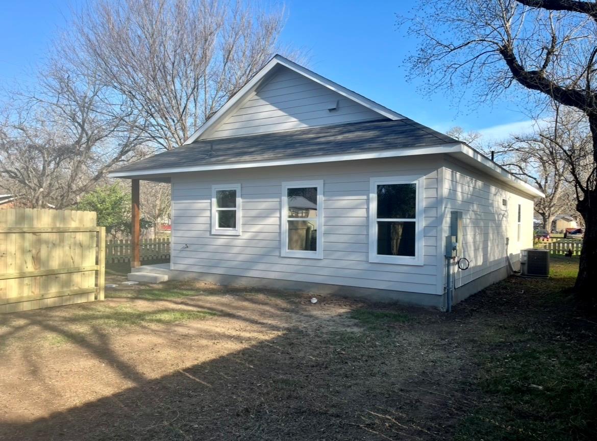 400 Washington St, Smithville, TX 78957