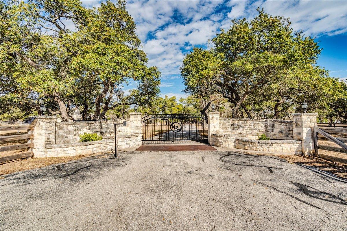 1175 Enchanted Oaks Dr, Driftwood, TX 78619