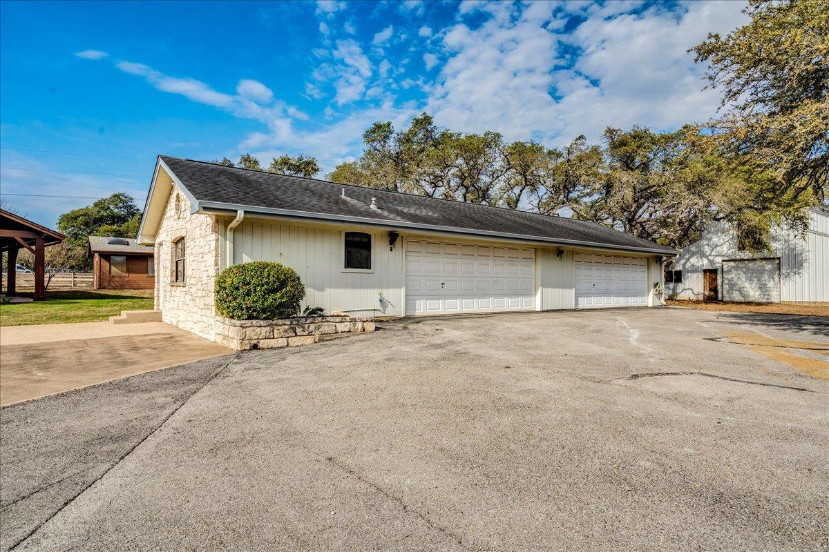 1175 Enchanted Oaks Dr, Driftwood, TX 78619