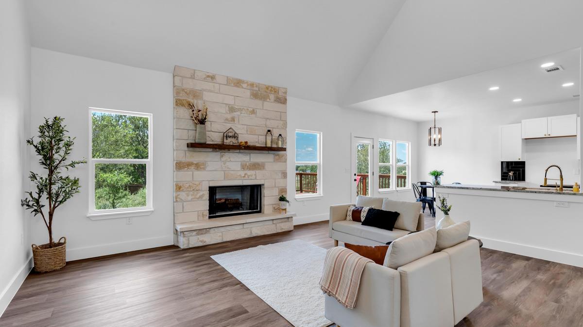 105 Chesterfield Dr, Kingsland, TX 78639