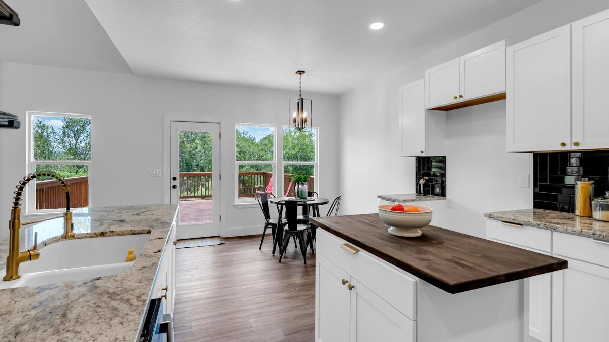 105 Chesterfield Dr, Kingsland, TX 78639