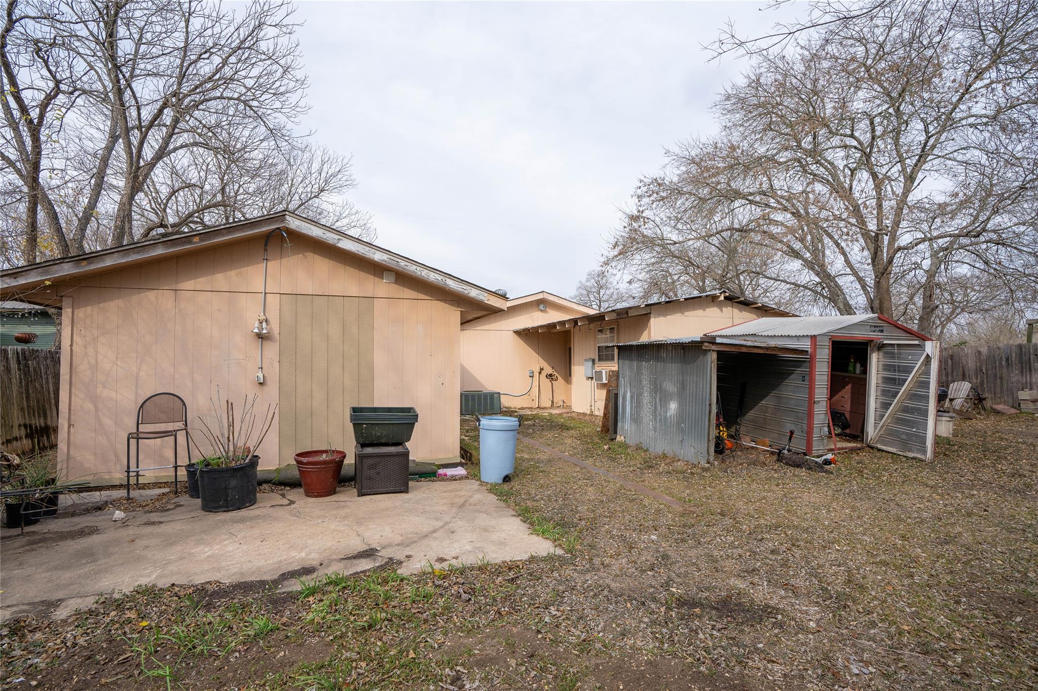 1114 Woodlawn St, Lockhart, TX 78644