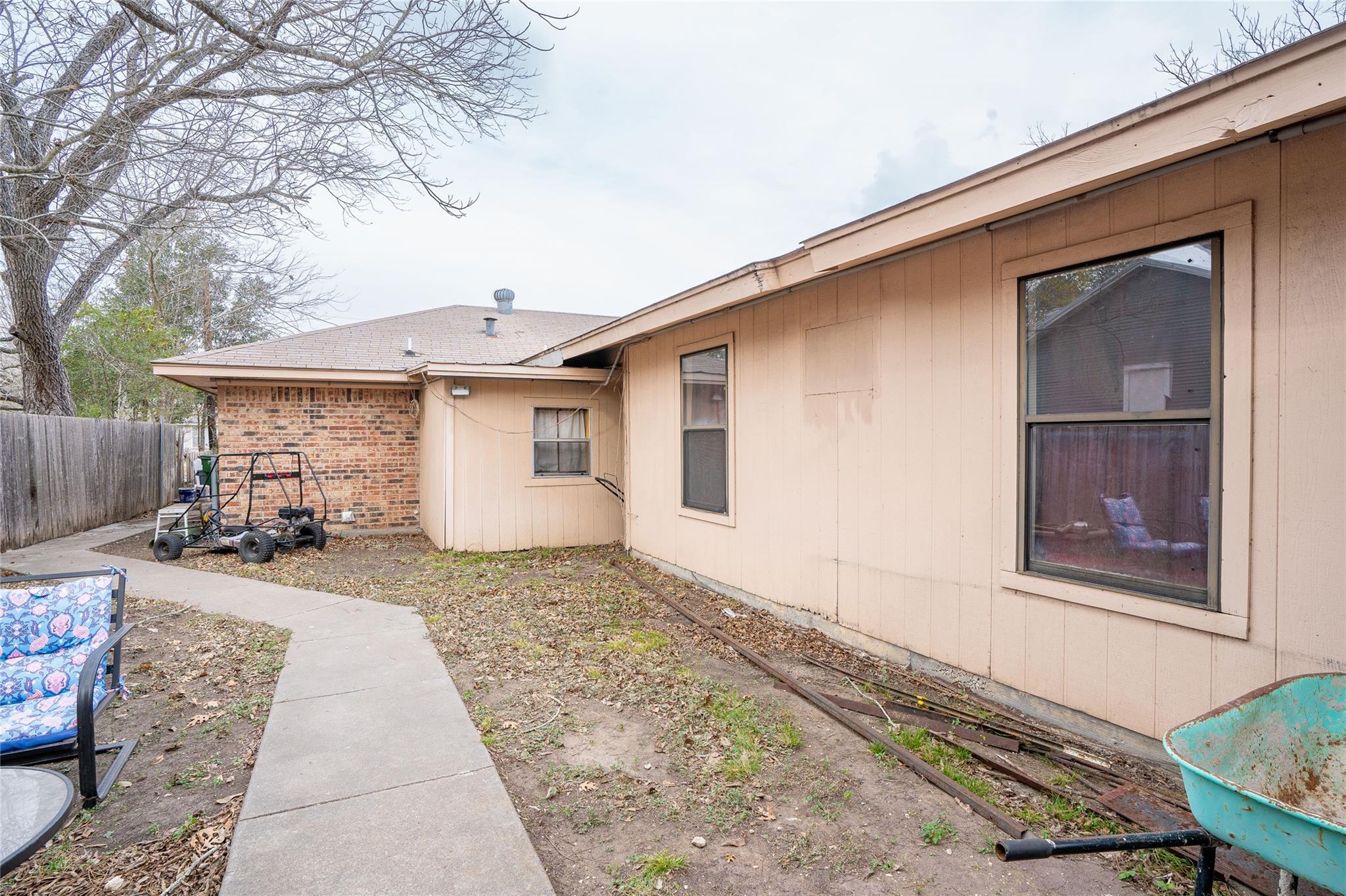 1114 Woodlawn St, Lockhart, TX 78644