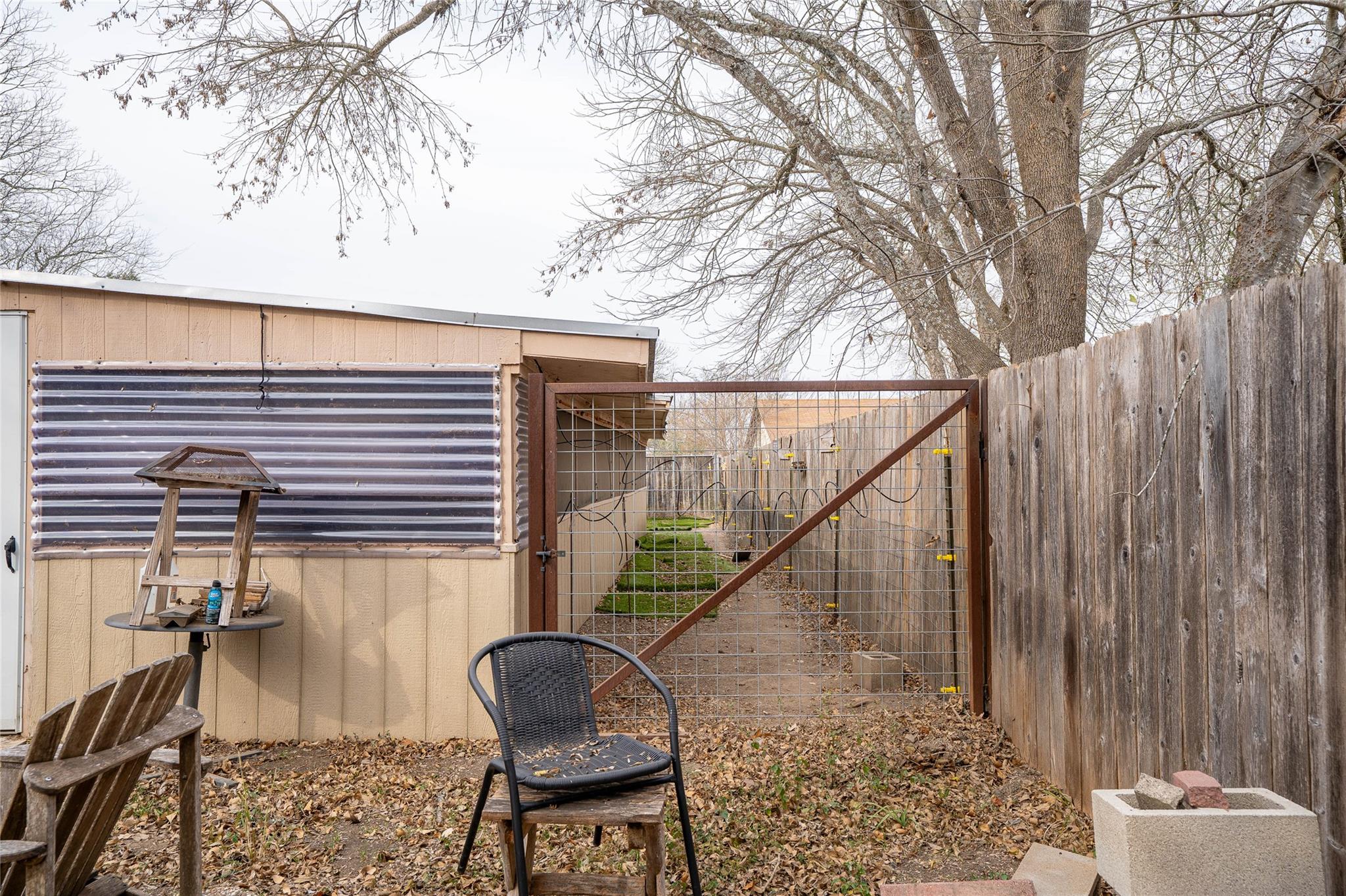 1114 Woodlawn St, Lockhart, TX 78644