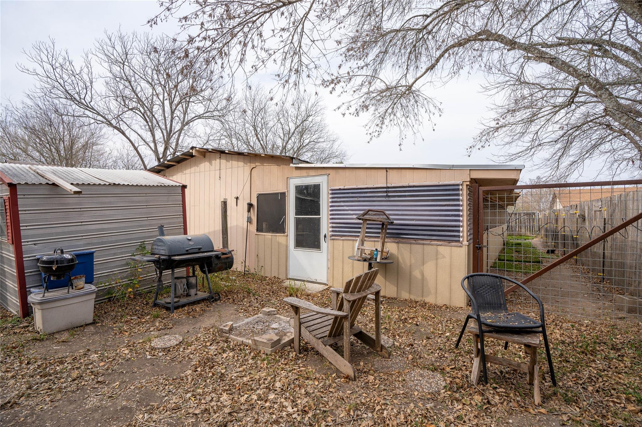 1114 Woodlawn St, Lockhart, TX 78644