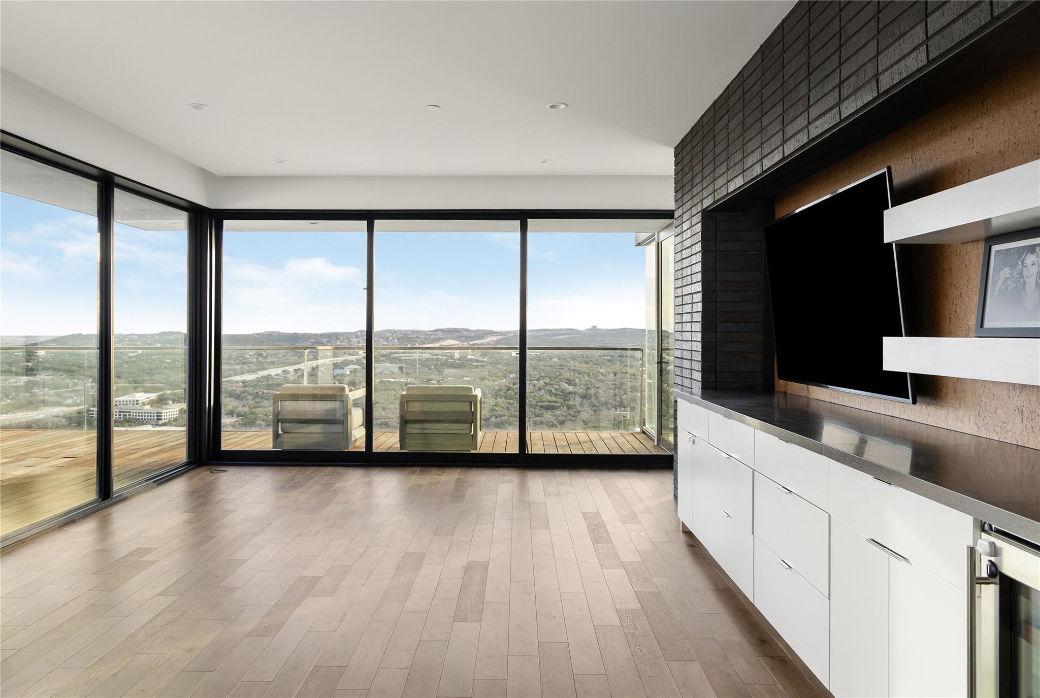 6607 W COURTYARD Dr, Austin, TX 78730