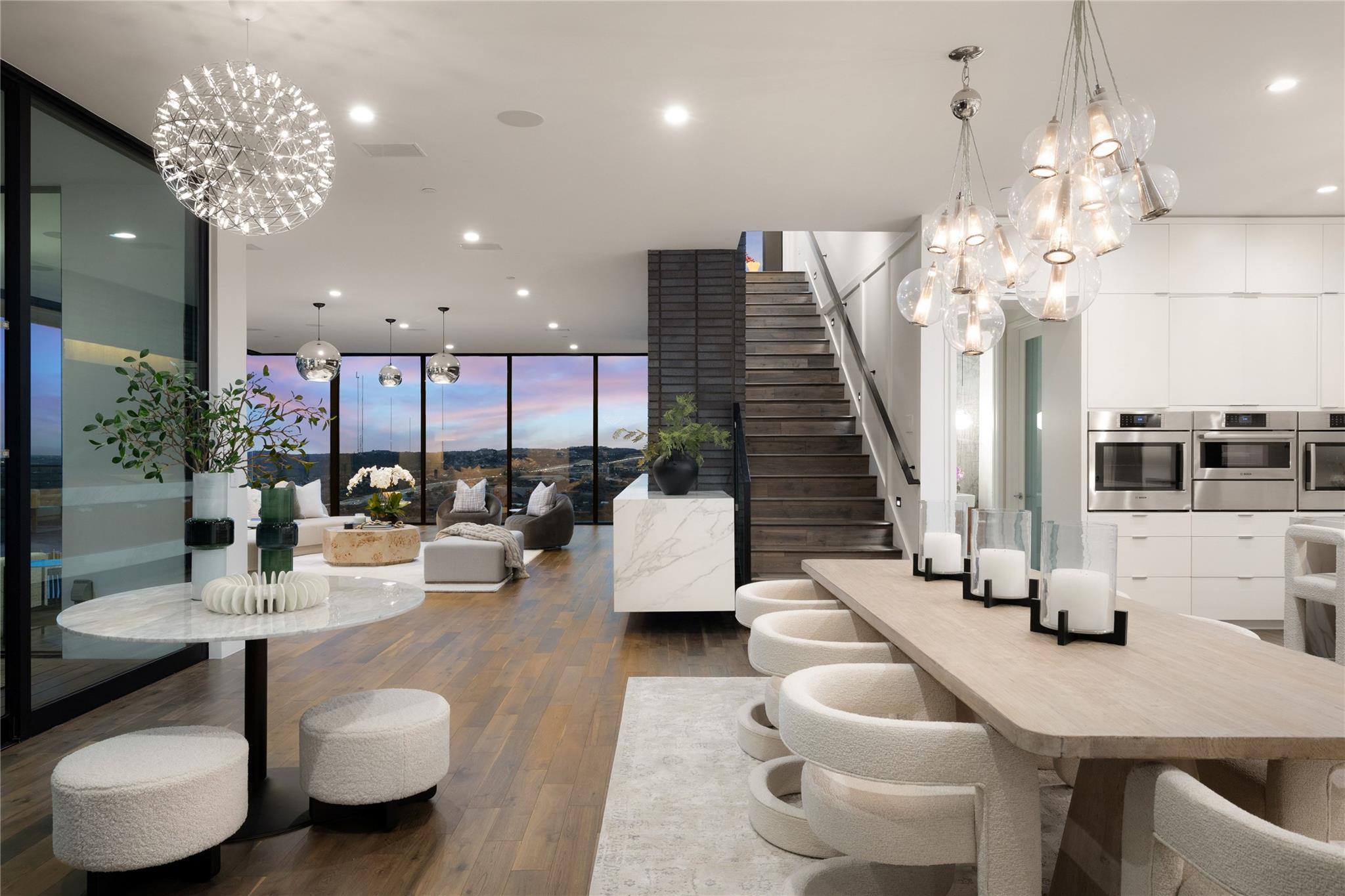 6607 W COURTYARD Dr, Austin, TX 78730