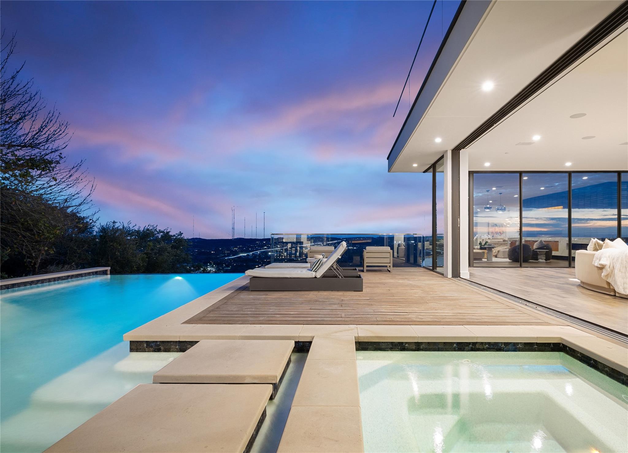 6607 W COURTYARD Dr, Austin, TX 78730