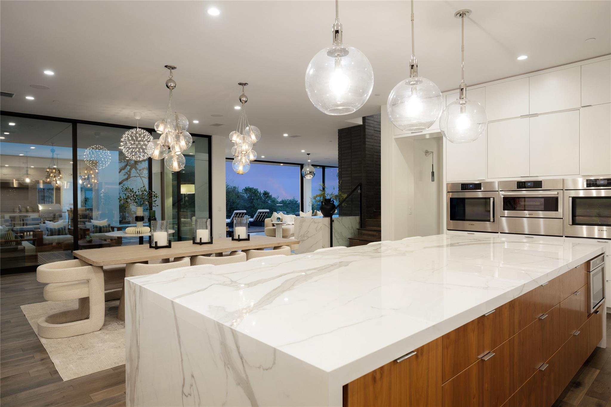 6607 W COURTYARD Dr, Austin, TX 78730