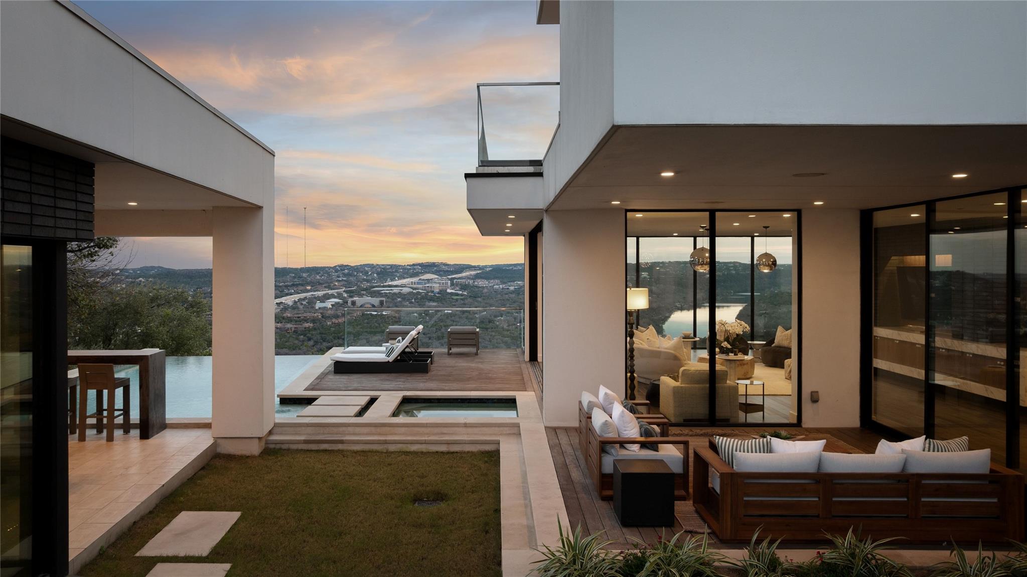 6607 W COURTYARD Dr, Austin, TX 78730