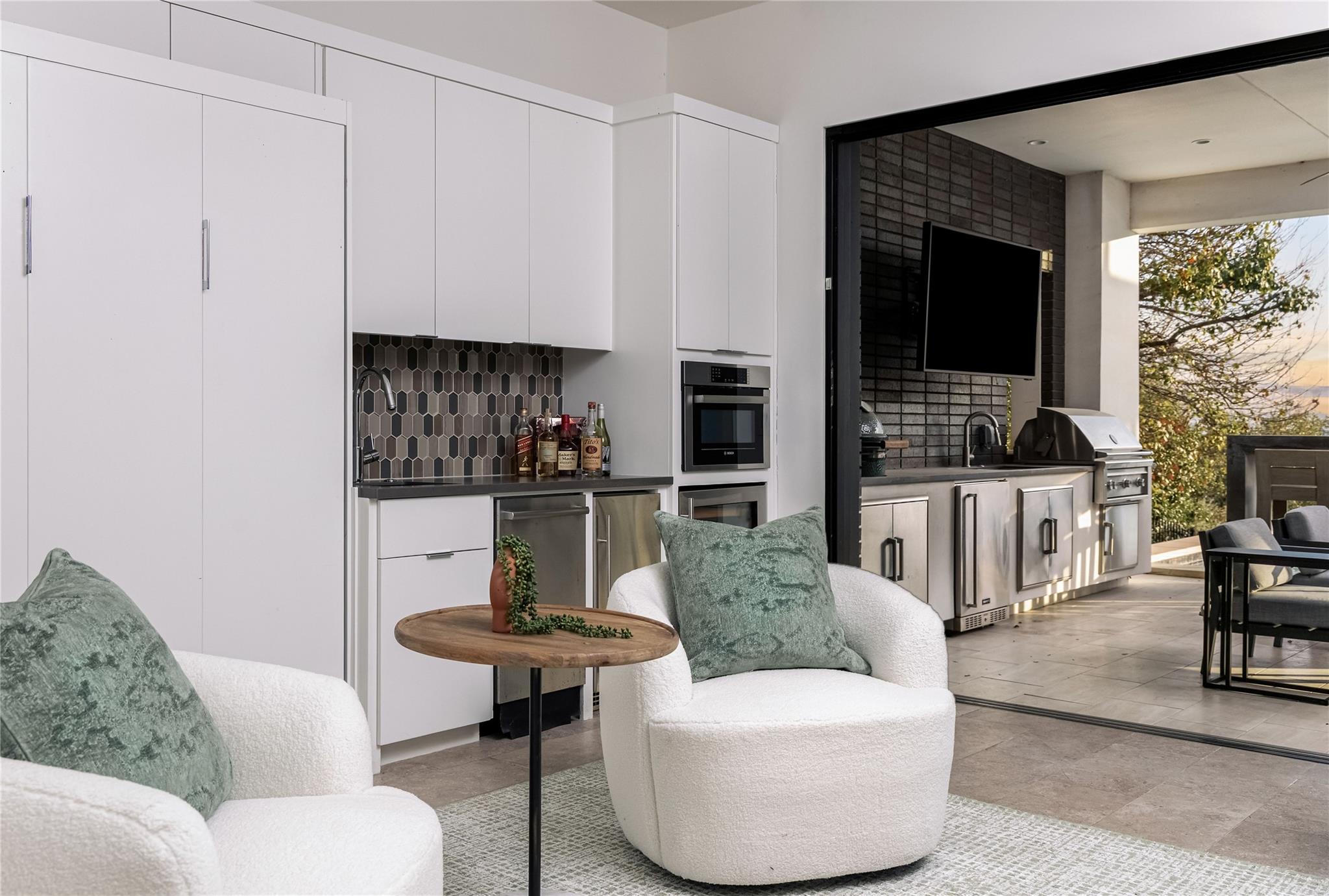 6607 W COURTYARD Dr, Austin, TX 78730