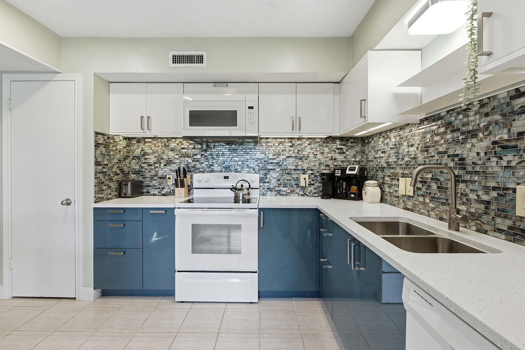 112 World Of Tennis Sq, Lakeway, TX 78738