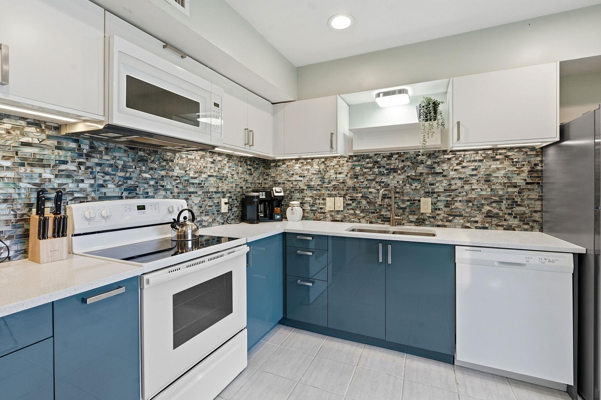 112 World Of Tennis Sq, Lakeway, TX 78738