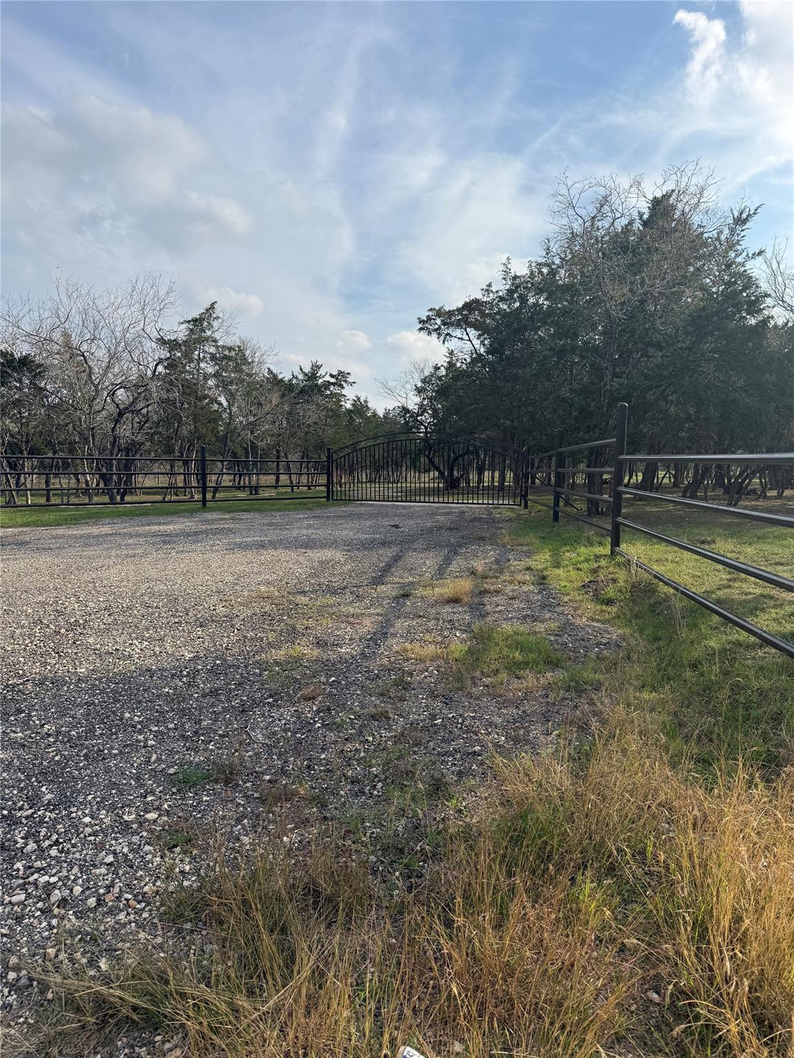 4926 W Old Lockhart Rd, Muldoon, TX 78949